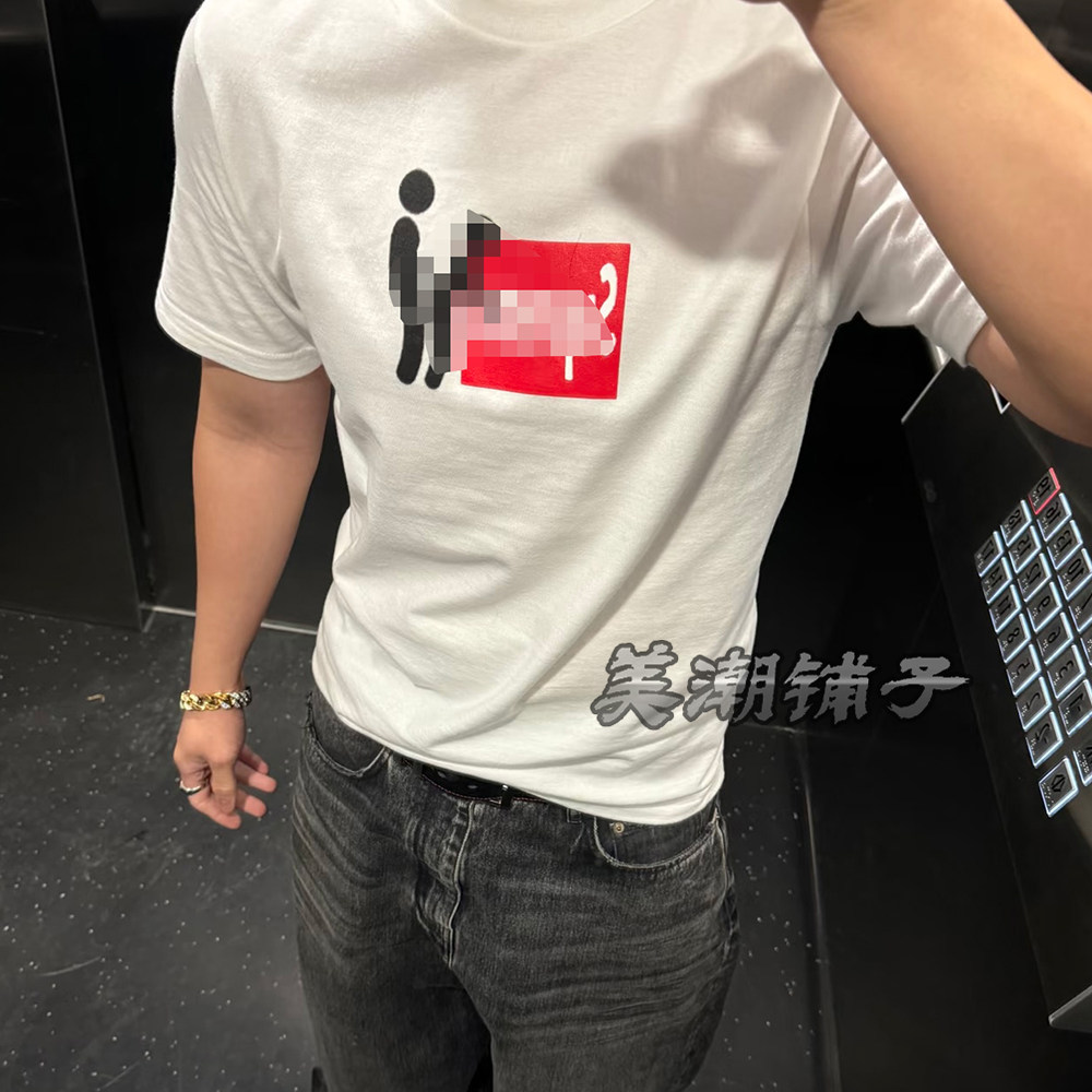 25Fw Stick Tee Chest Logo Small Figure Short Sleeve Pure Cotton T-Shirt Base Shirt Unisex Half Sleeve Couple Style Foto QC de TAOBAO na Qualit.ly