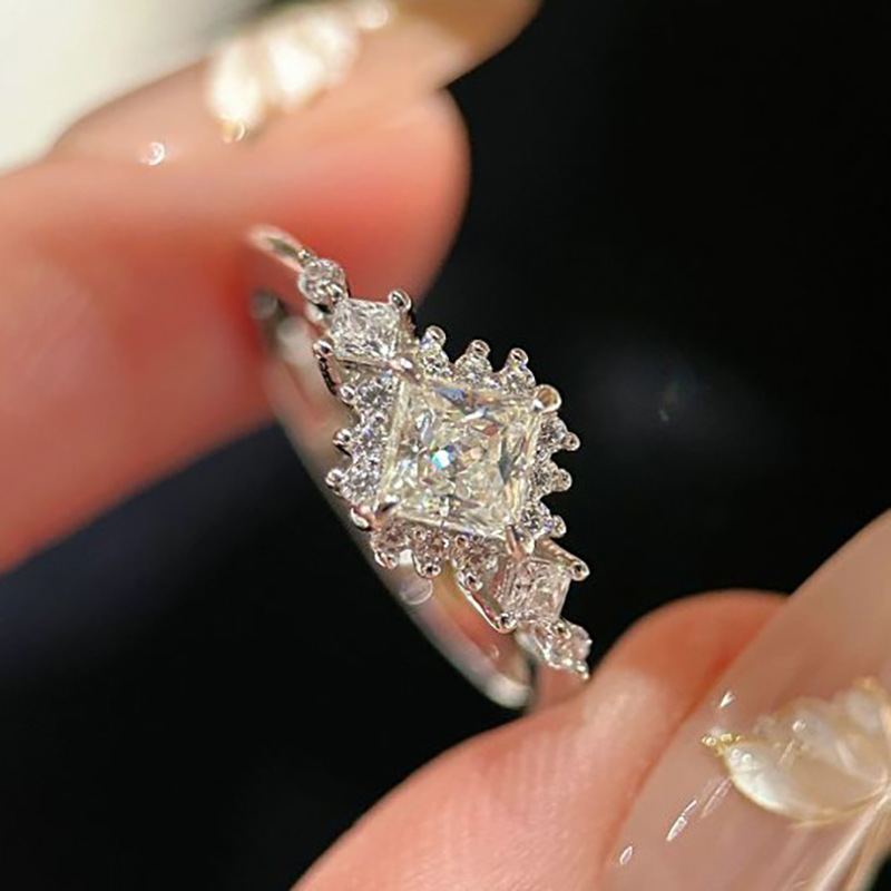 Xiaohongshu's Popular Princess Snowflake Square Ring Light Luxury Niche High-End Heavy Industry Exquisite Pigeon Egg Ring Wholesale