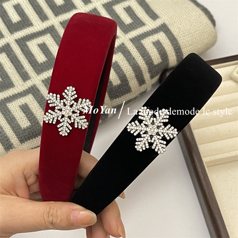 Romantic atmosphere exquisite rhinestone snowflake headband female autumn and winter velvet red headband new high Skull top pressure hairpin