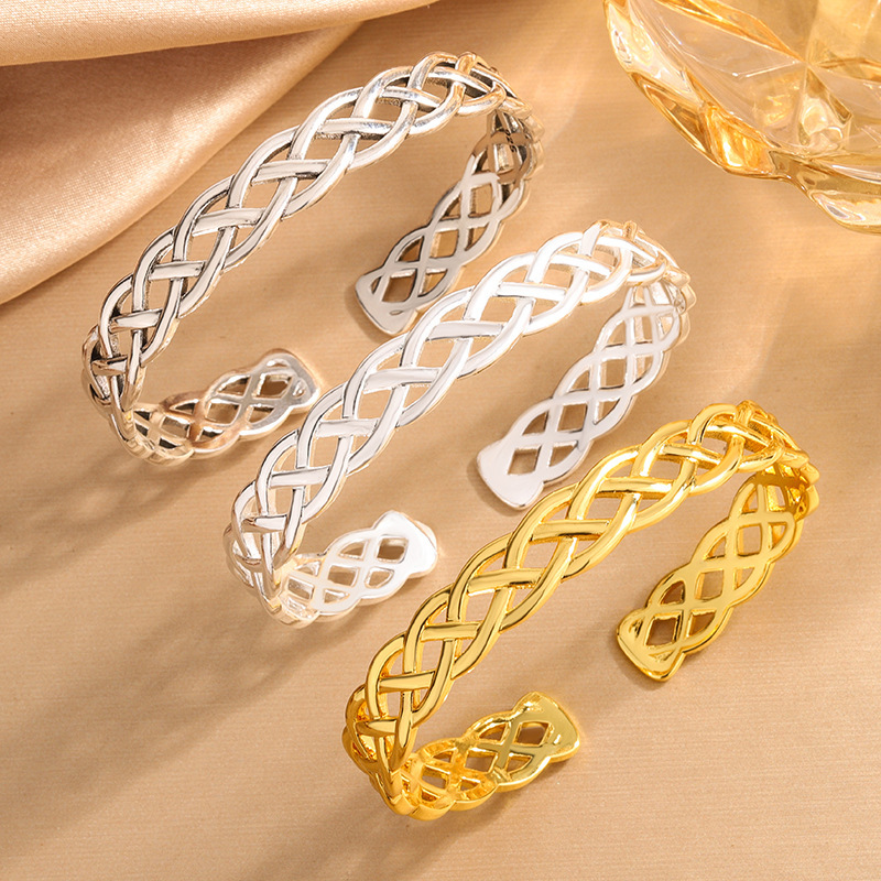 New Korean Ins Blogger's Same Style Cut Out Twist Bracelet, High-End Accessible Luxury Cross-Woven Versatile Bracelet for Women
