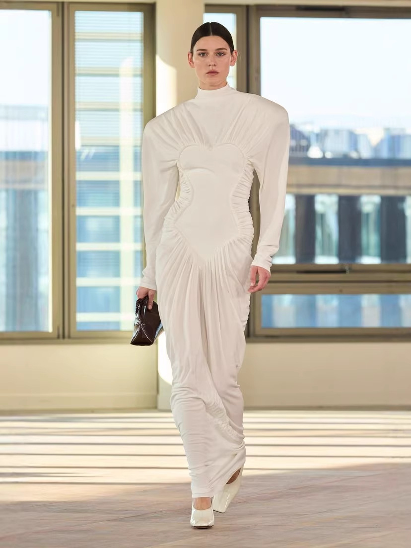 In stock | New White Dress with Three-Dimensional Heart-Shaped Pleats, Waist-Cinching Long Skirt, Fashionable Runway Style Evening Wear