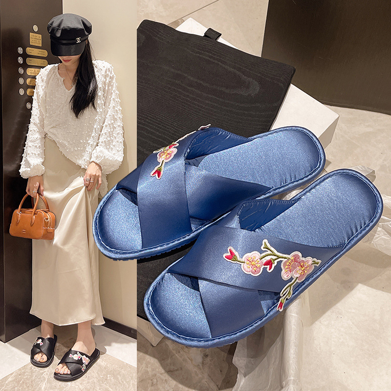 New Chinese Style Slippers Women's 2024 Summer New Satin Flowers Home Silent Soft Bottom High-end Indoor Slippers