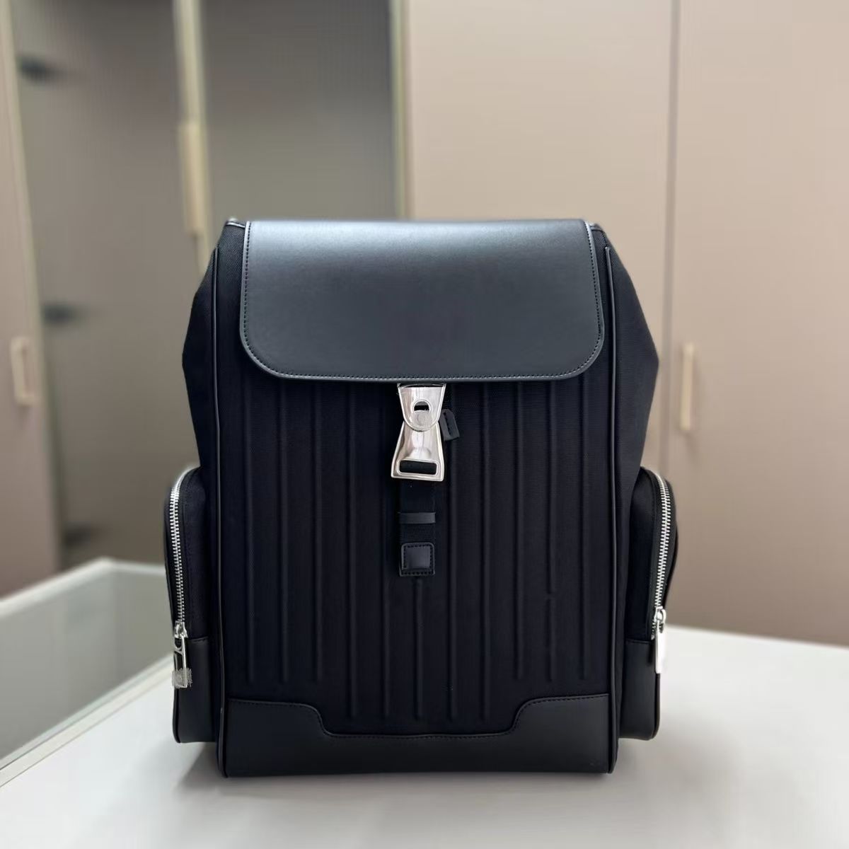 R Brand's New European and American Style Backpack, Celebrity-Inspired Genuine Leather Canvas Backpack, School Bag, New Commuter Nylon Version QC-foto från 1688 på Qualit.ly