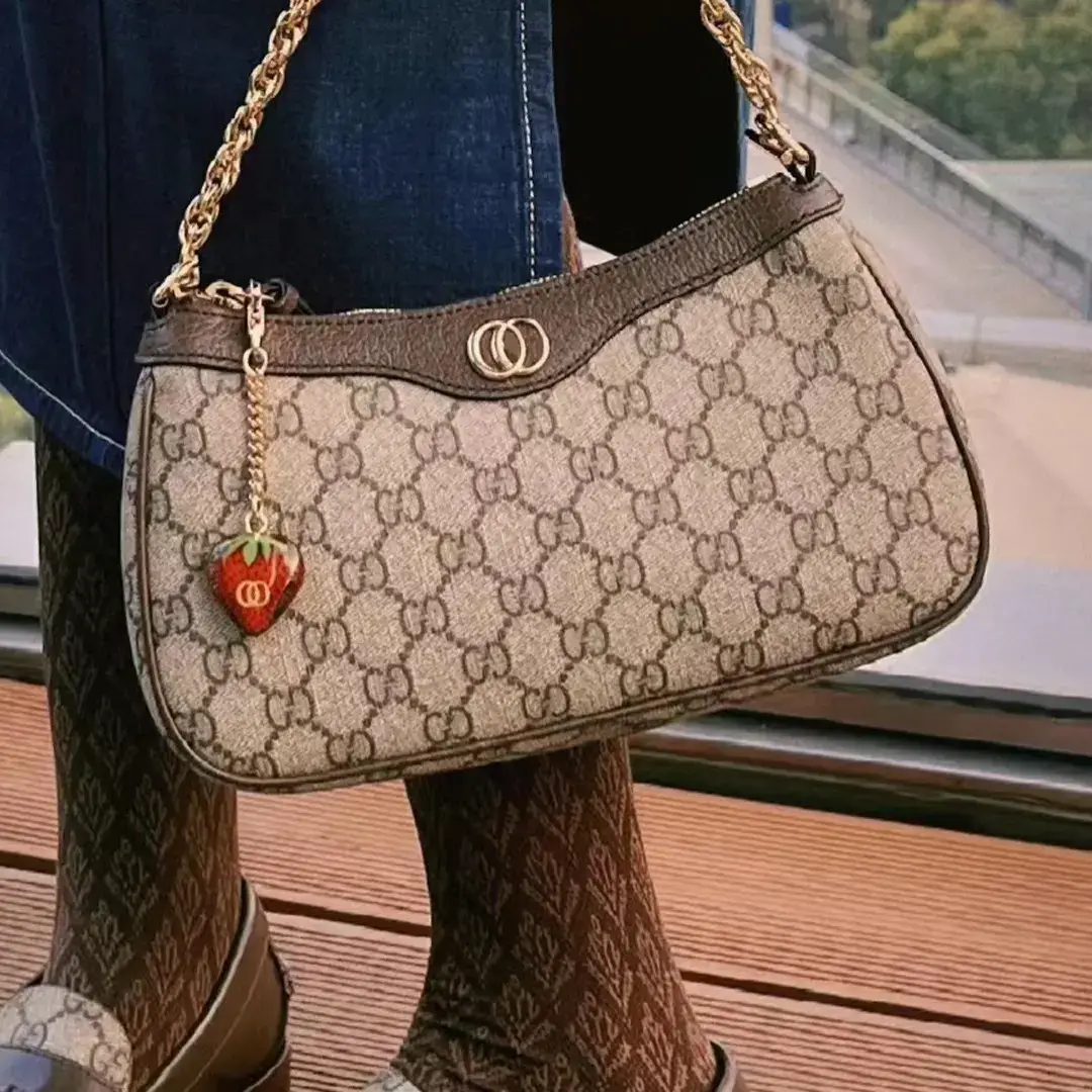 2023 new strawberry underarm bag chain shoulder crossbody mahjong bag women's high-grade retro handbag French stick bag