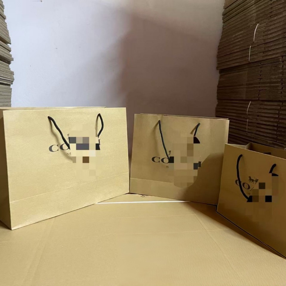 European and American Counter Gift Bag C0Ach Coach Yellow Kraft Paper Handbag Paper Bag C Family Airplane Box Ready for Sale QC-foto från 1688 på Qualit.ly