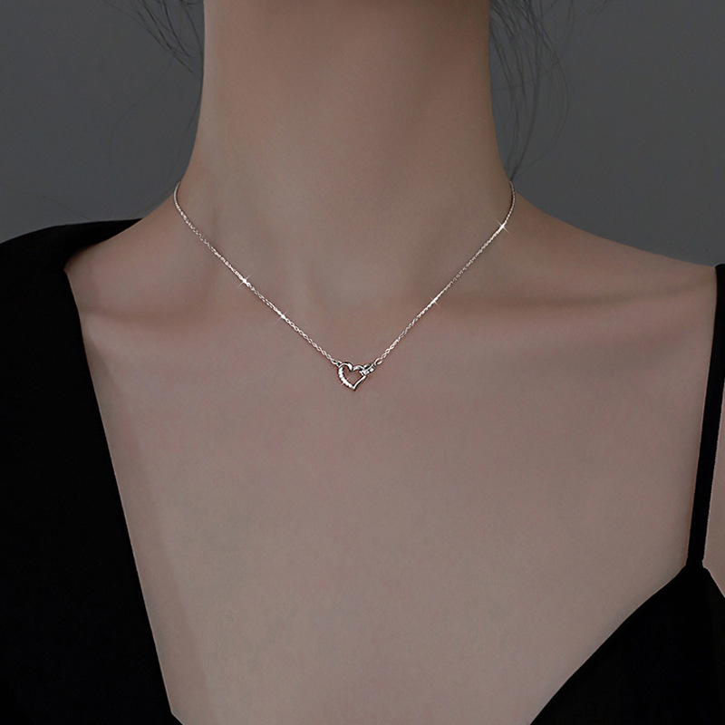 Ancient Cat Ning Elegant Flash Diamond Love Clavicle Chain Women's Short Light Luxury French Heart-shaped Ring Button Necklace