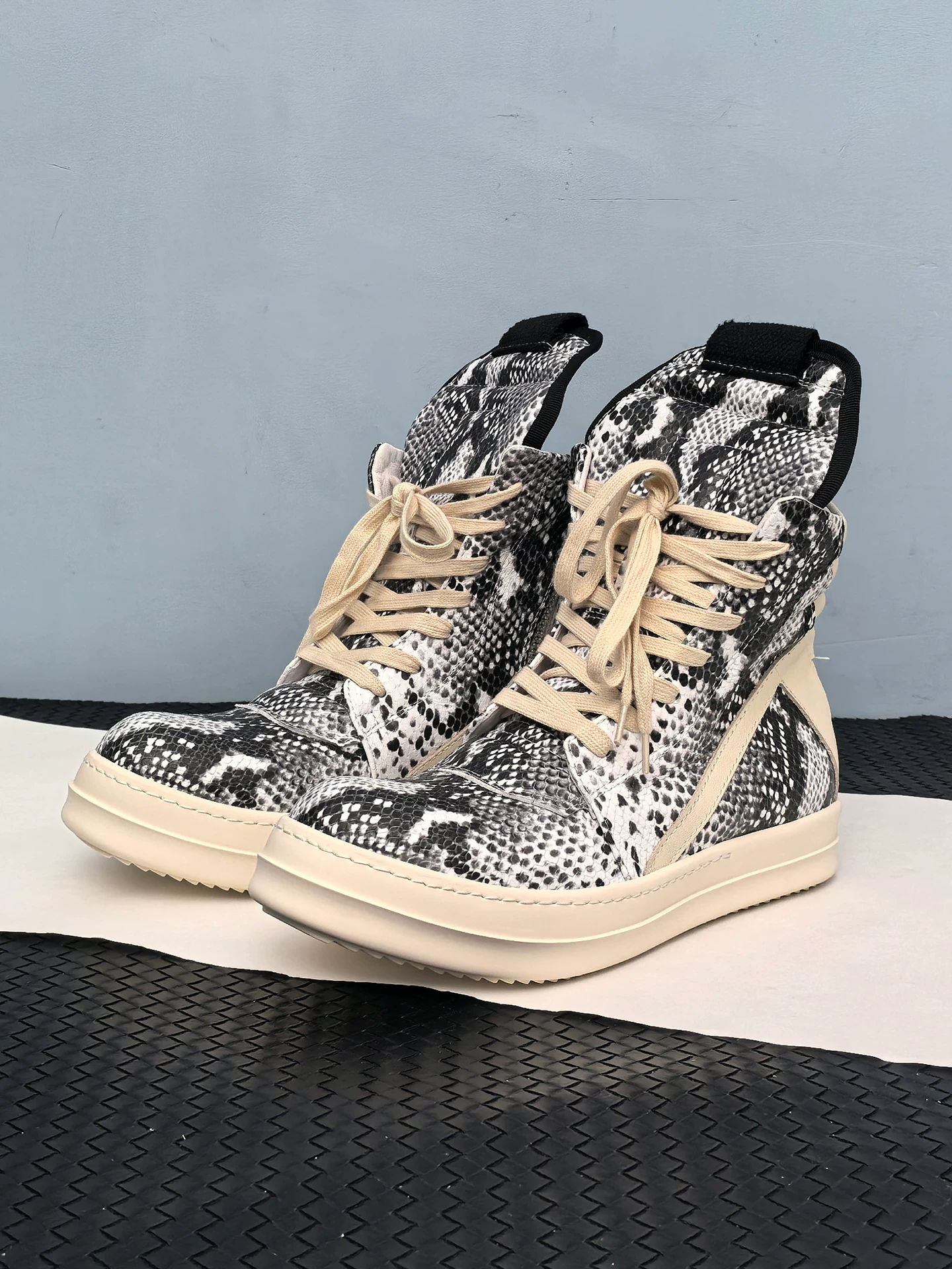 Men's High-Top Shoes with Snake Pattern and Dragon Pattern, Genuine Leather, Height-Increasing, Inverted Triangle Sneakers, Sports Casual Short Boots, Large Hook Martin Boots