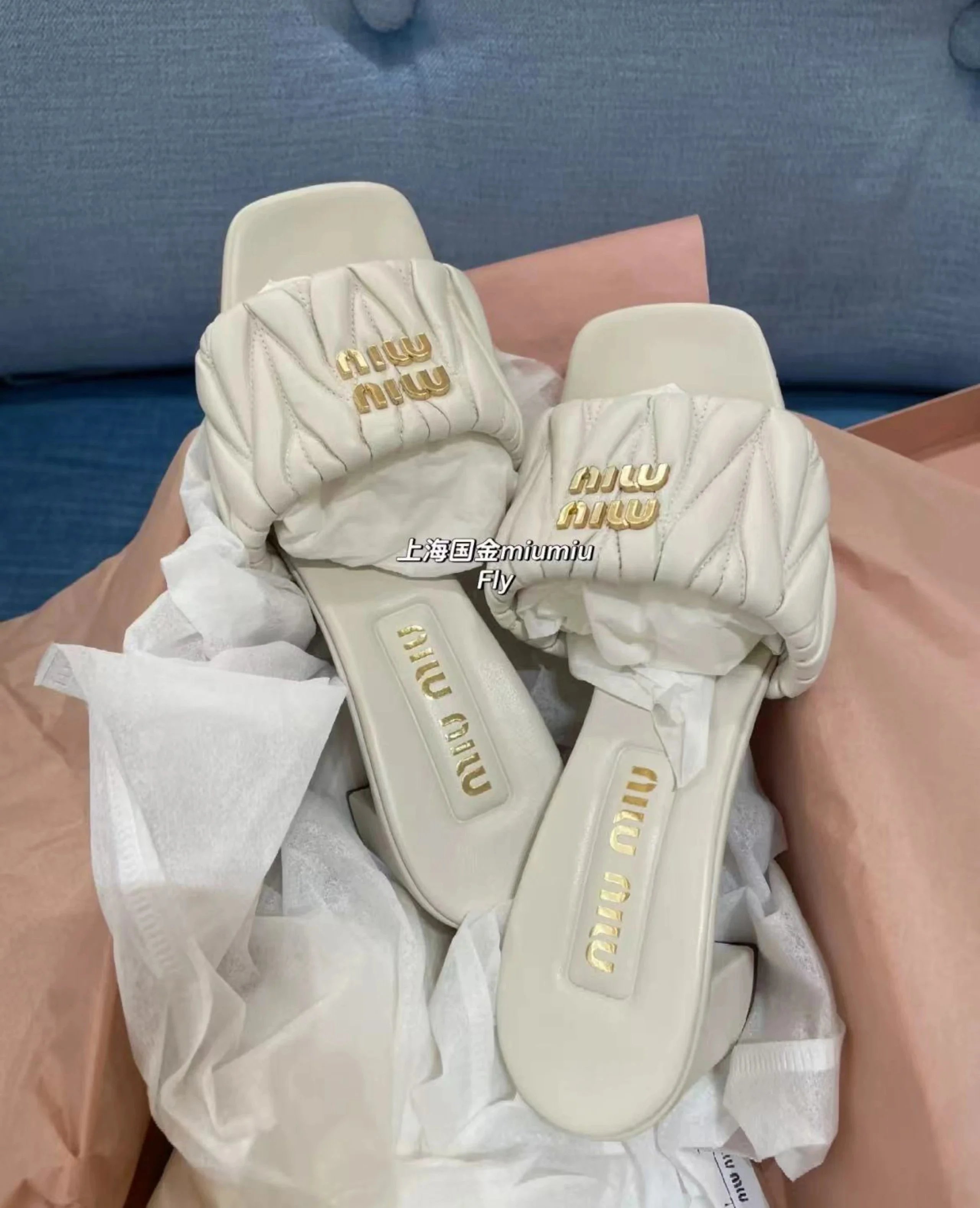 miu拖鞋- MATERIAL 材质 -⇢鞋面: 小羊皮⇢内里:牛皮⇢大底: 真皮⇢size:#35~39(40 41订做不退换)