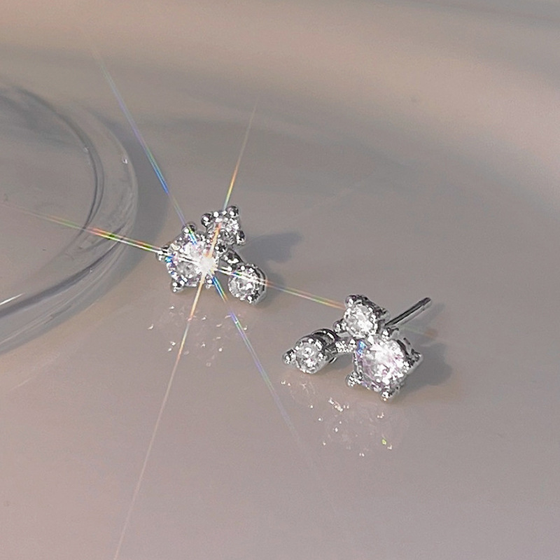 Minimalist Zircon Earrings Women's Elegant Korean Commuter Wear Ins Small Earrings 2024 New Fashion