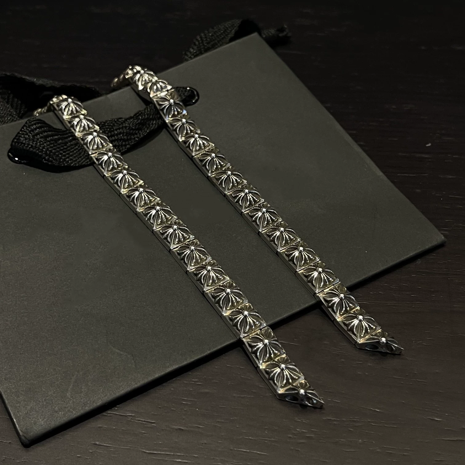 Light Luxury Punk Trendy 925 Silver Plated Cross Flower Embossed Magnetic Buckle Holder, Unisex Gift Box Set