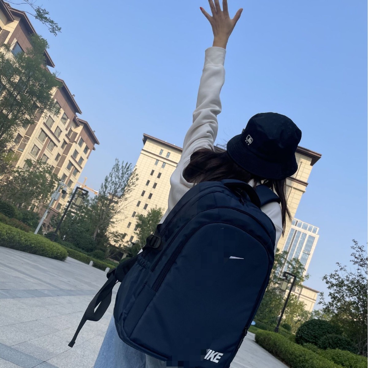 New Lightweight Large-Capacity Backpack, Same Style for Men and Women, Fashionable Multi-Functional Computer Bag, Outdoor Sports and Leisure Backpack