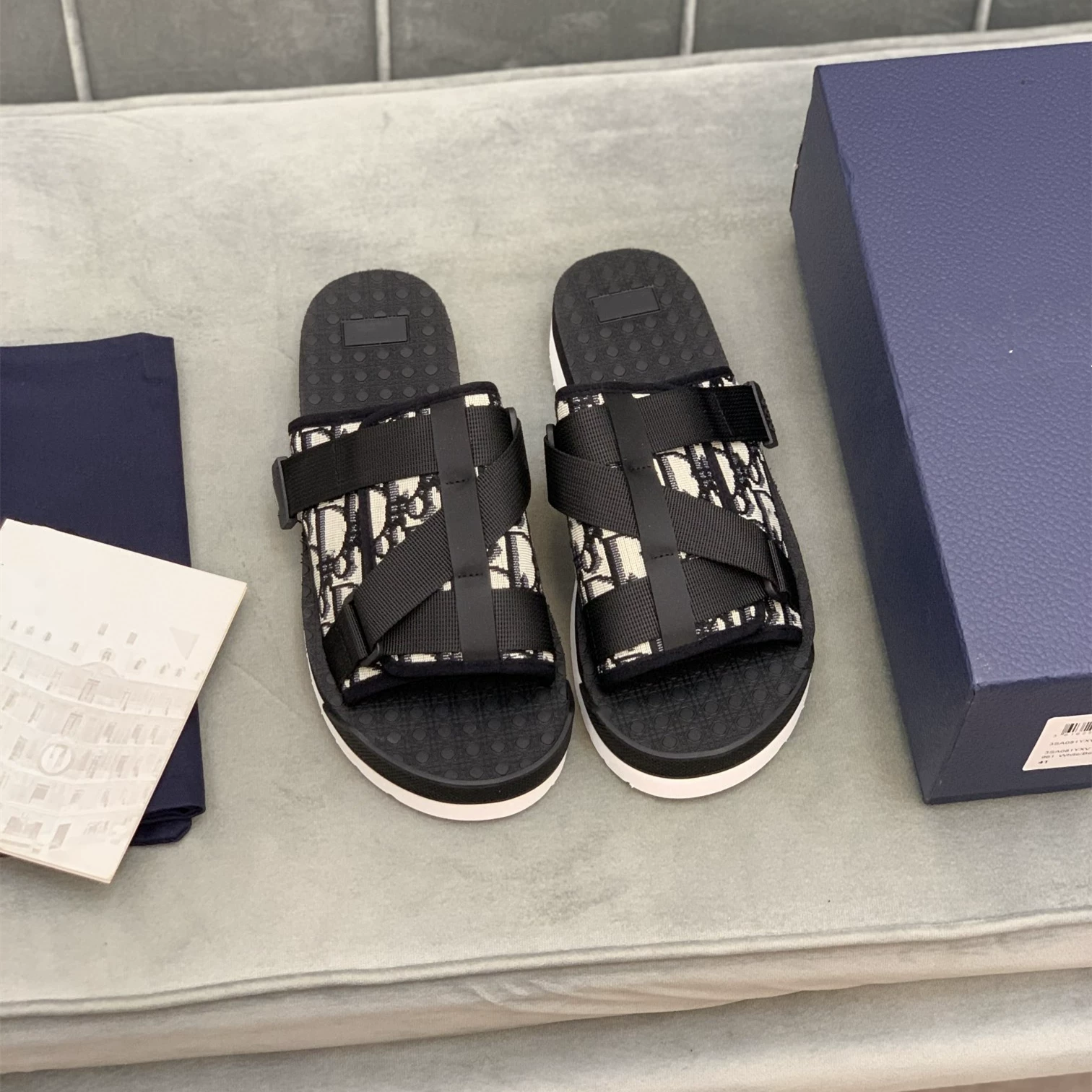 Dior Men's Slippers Y010-2 Black White