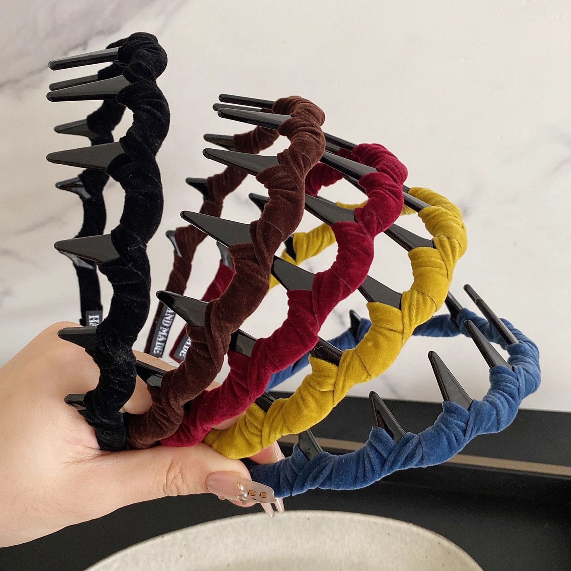 Autumn and Winter New Velvet Winding Wave Headband for Women, High-End Toothed Non-Slip Headband, Daily Wear Hairpin Hair Accessory