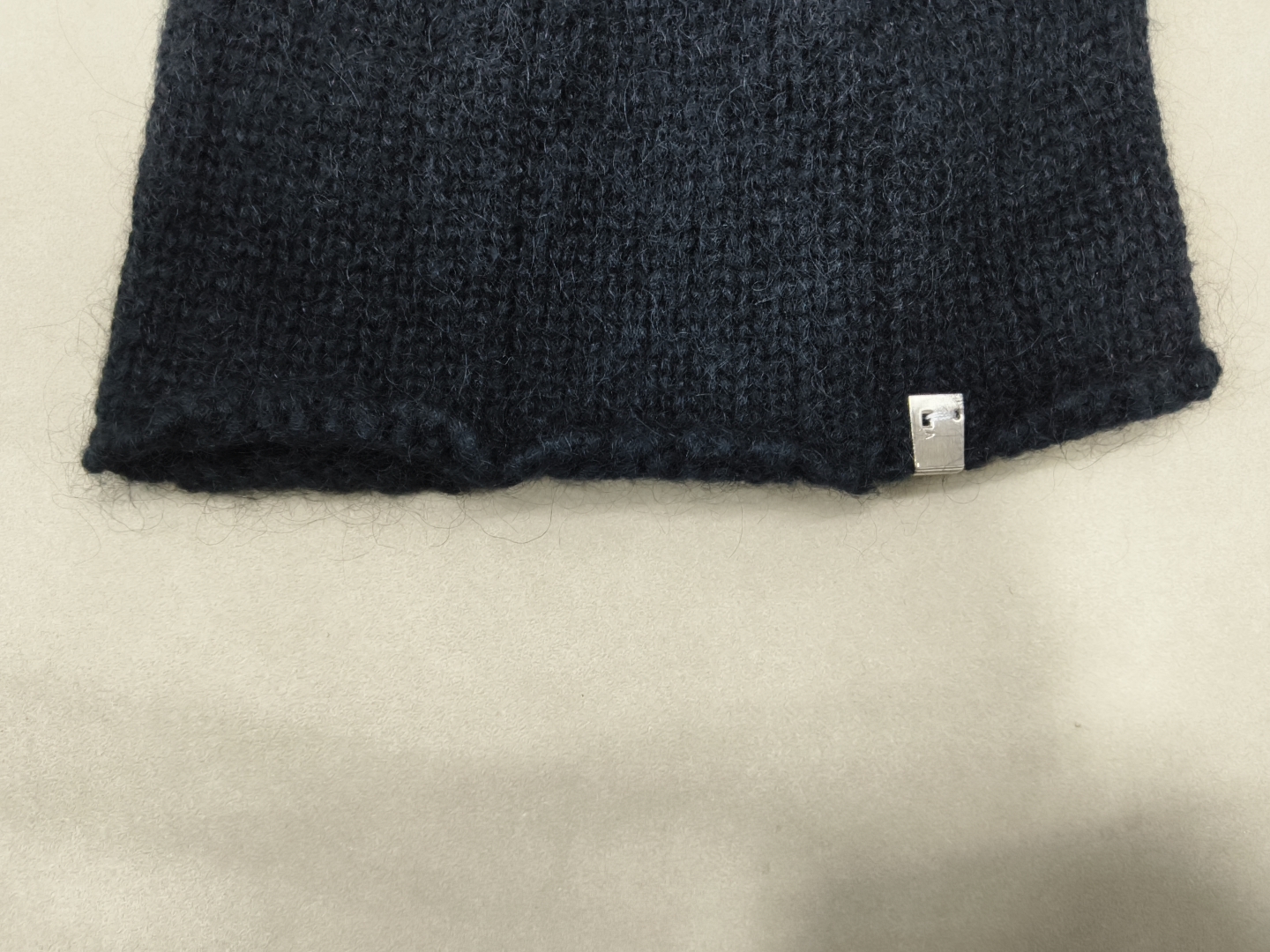 Extinct Model Al Show Style Long Plush Mohair Simple Metal Label Knitted Beanie Cold Weather Hat Same Style as South Korean Idol Group QC
