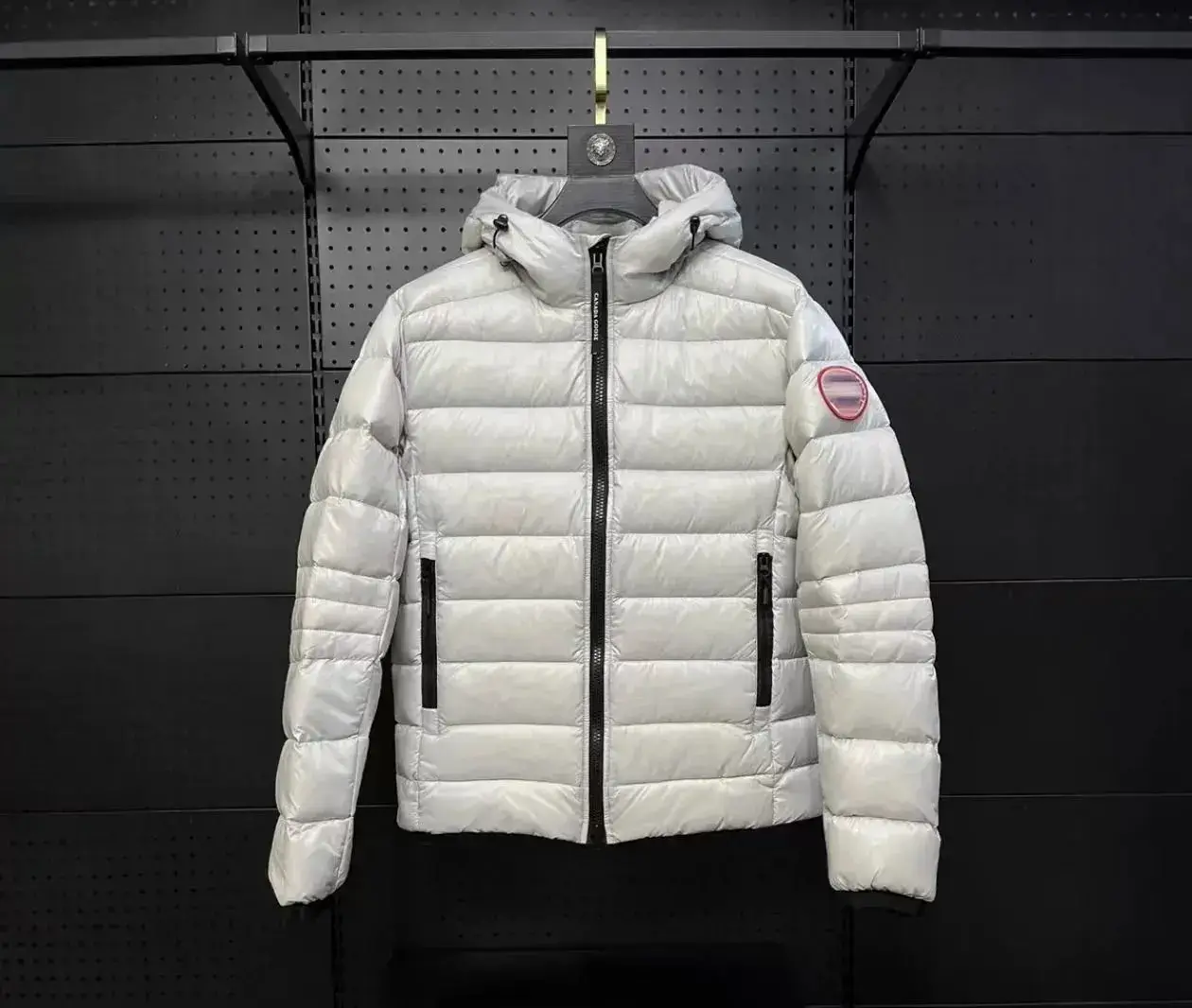 鹅 羽绒服红黑标连帽
