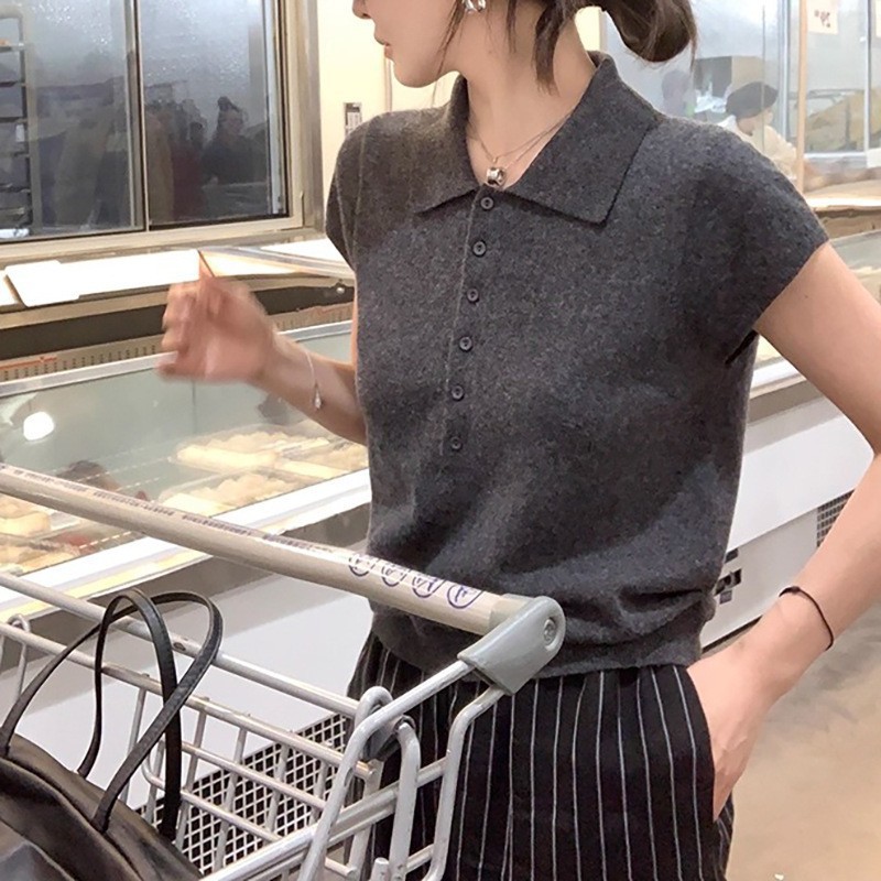 Old Money Style Gray Knit Short-Sleeve Polo Shirt for Women, Summer Wear, Regular Shoulder Fit, Slim Short-Length, Turn-Down Collar, Thin Top