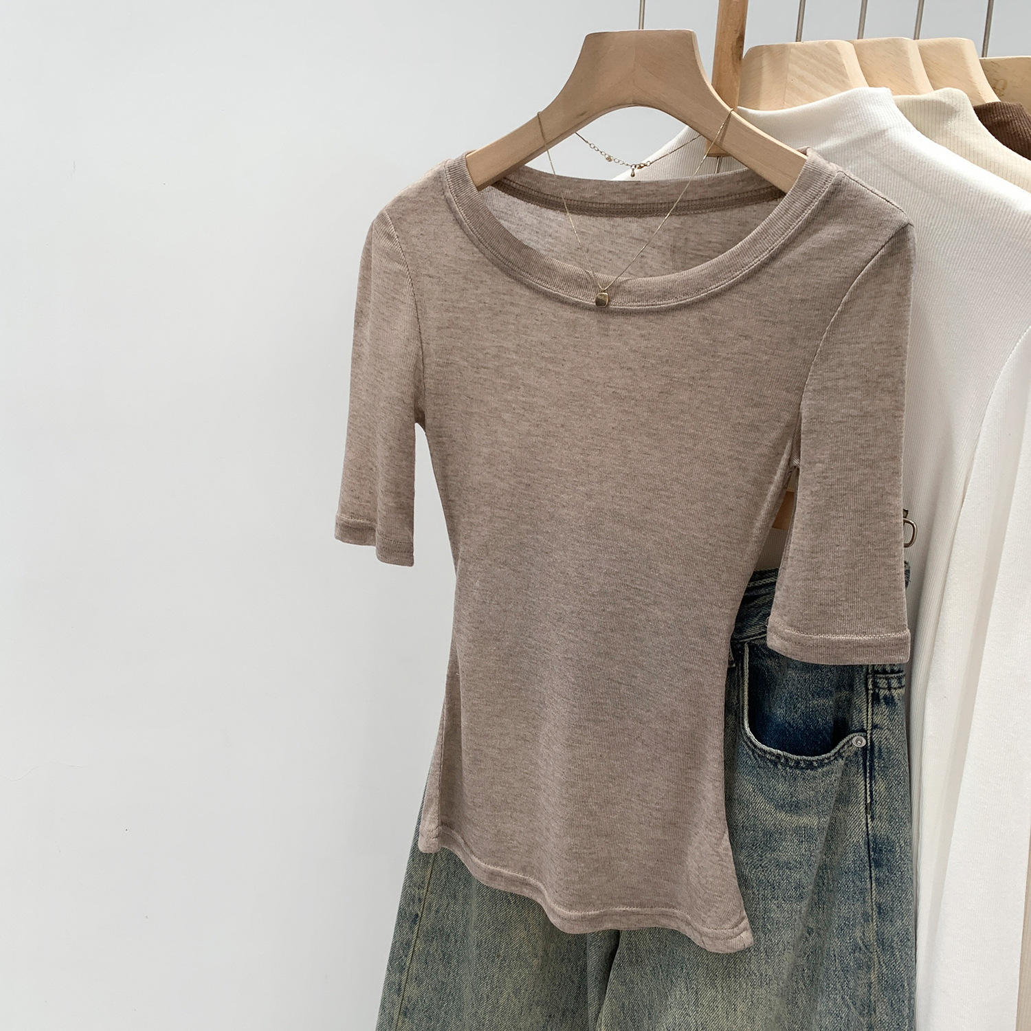 Purely Sexy Spicy Girl Backless Waist-Exposing Mid-Sleeve T-Shirt for Women, Summer 2026 New Style, Round Neck, Slim Fit, Tight-Fitting Crop Top
