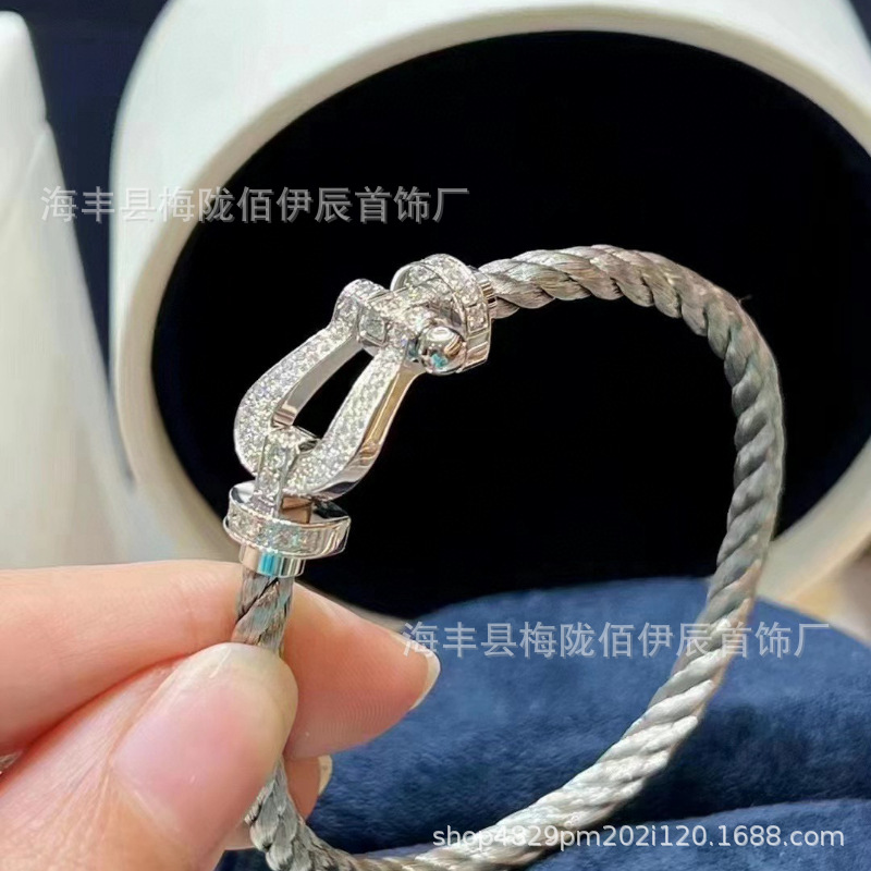Feijia Classic Bracelet Black Warrior Black Couple's Zodiac Year Horseshoe Buckle Steel Rope Bracelet Men's Light Luxury Style foto QC de 1688 en Qualit.ly