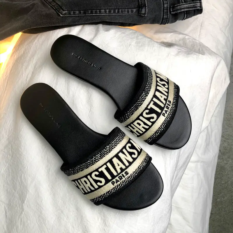 Hong Kong 2025 Summer New arrival Popular One-Line Sandals Flats Fashion Outwear Vacation Embroider letter Women's Slippers