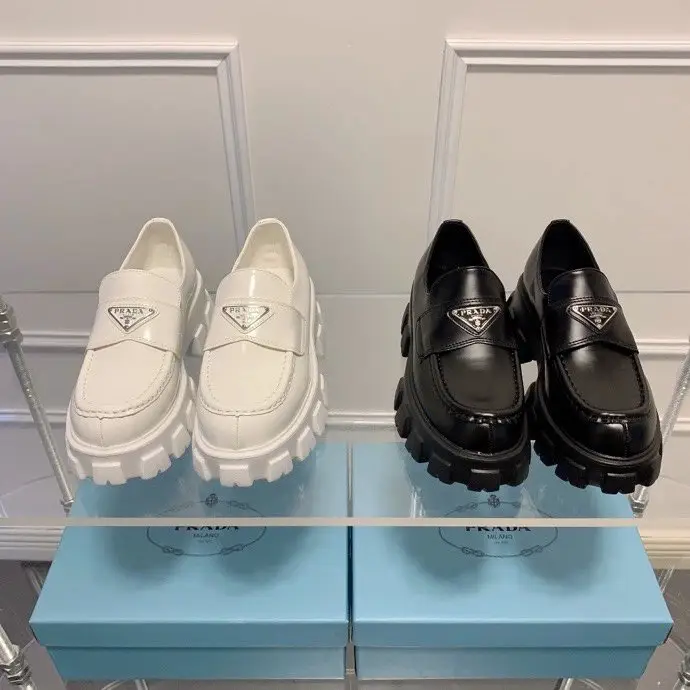 Prada triangle logo loafers collection ✔️ The old gold triangle logo Le Fu shoes have added some details to the new style. The new style has a gear shaped edge strip on the upper and a hand drawn thick line. The triangle logo has been changed to a silver logo, and the thickness of the sole has also increased by 1cm, presenting a more high-end fashion trend. It has become a popular item on the internet