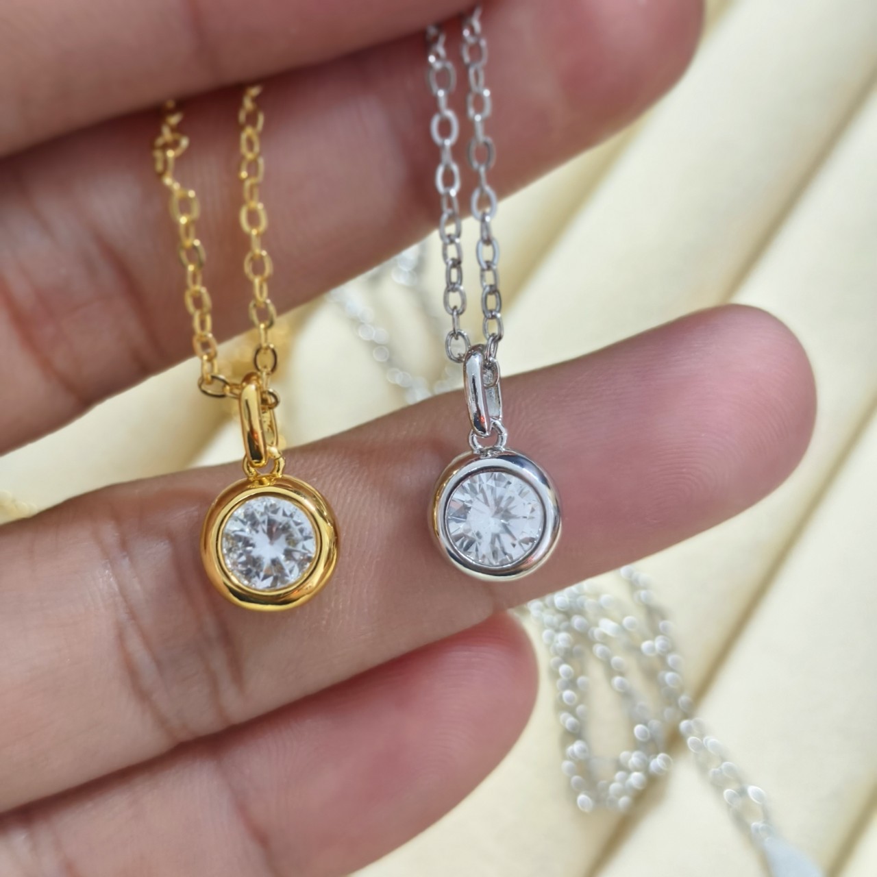 Xiaohongshu's Same Electroplated S925 Sterling Silver Bubble Necklace for Women, Super Flash Artificial Diamond, Simple Elegant and High-End Jewelry