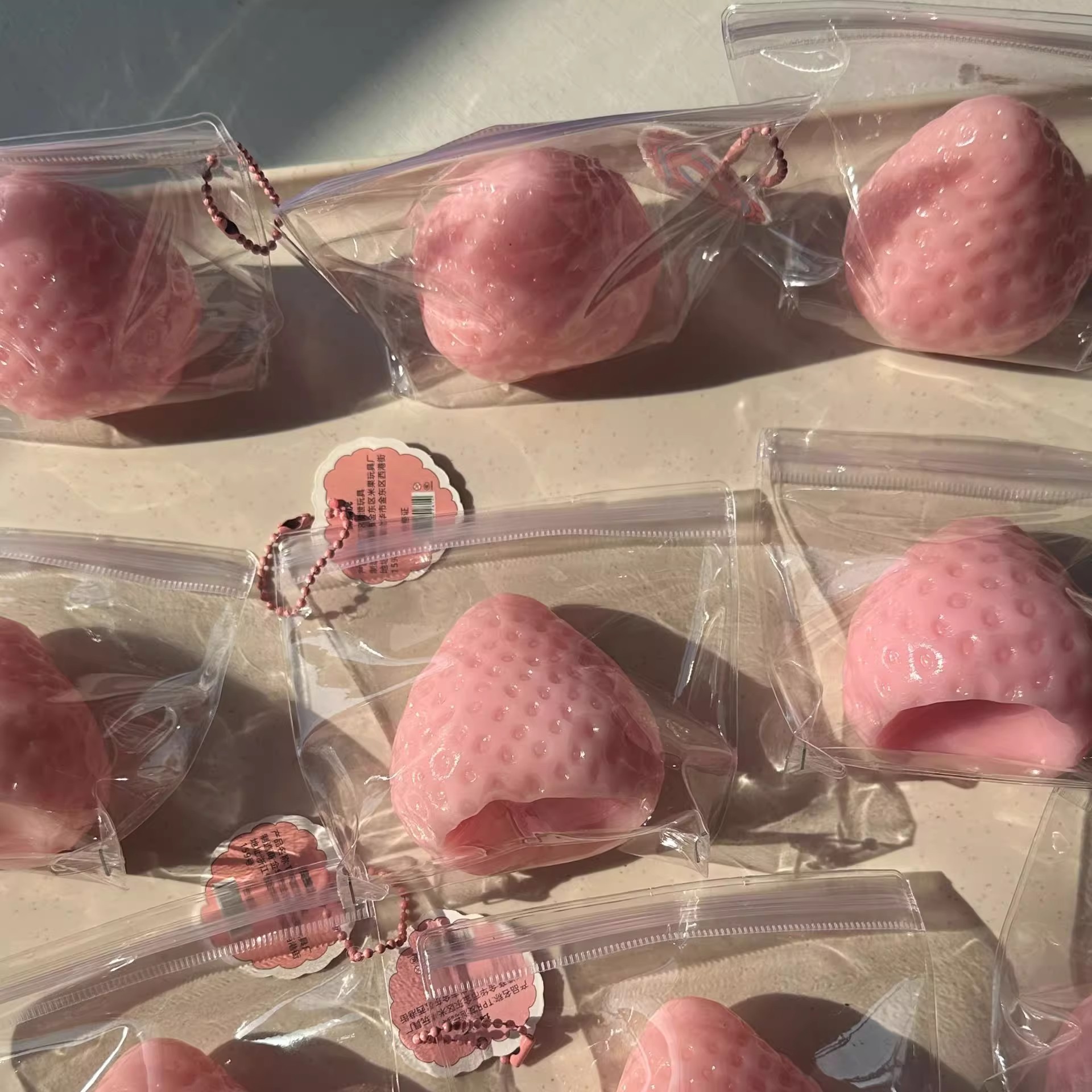 Stress Relief Toy Strawberry Squishy Popular Solid Decompression Artifact Imitation Silicone Feel Wholesale Stall Zdjęcie QC z 1688 na Qualit.ly