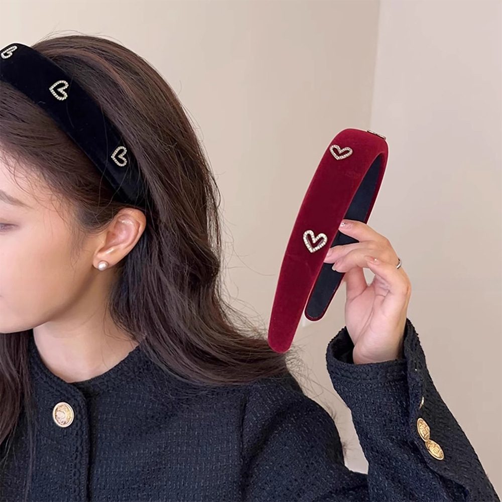 Vintage velvet heart-shaped hair-pressing wide-brimmed headband for women 2023 new all-match high skull head grottoes hair band headband