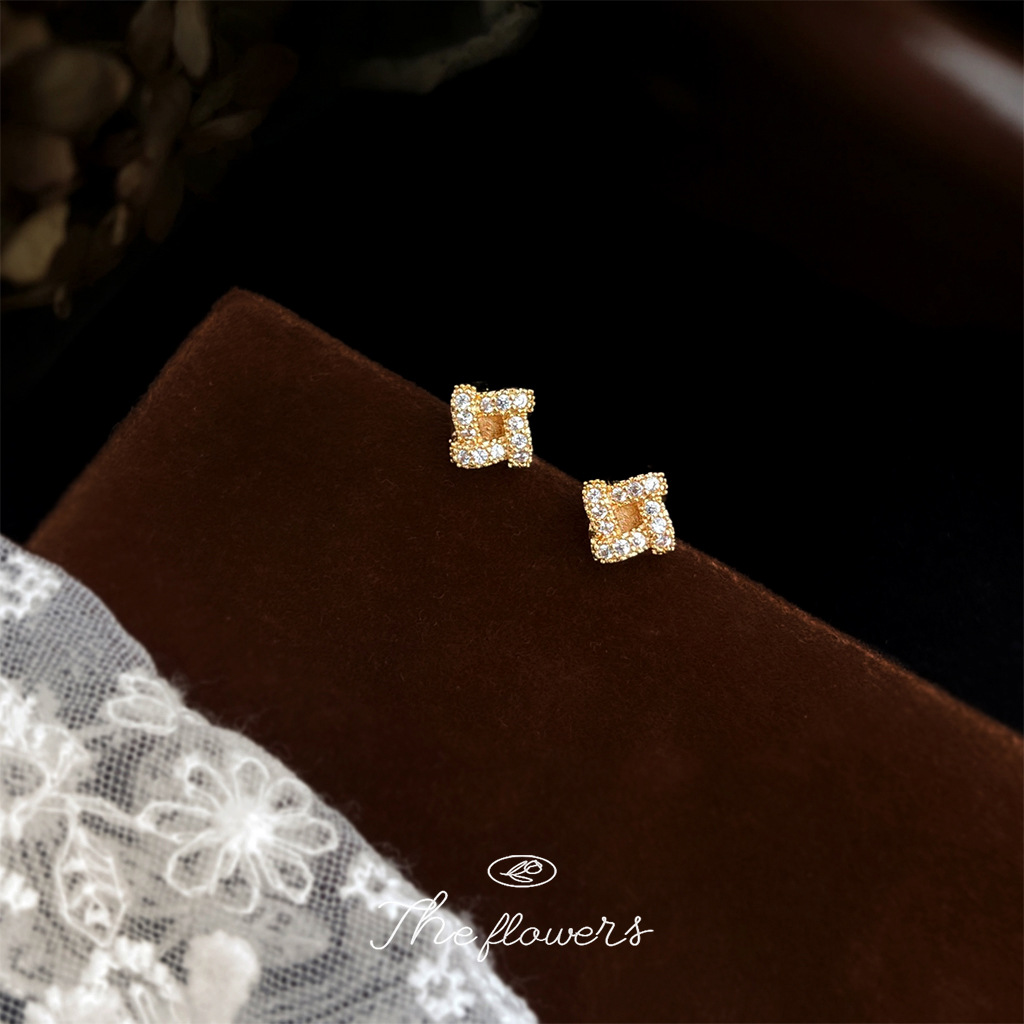 The real thing is very small! Micro-inlaid zircon-plated 14K mini geometric rotating stereo earrings for female students commuter earrings