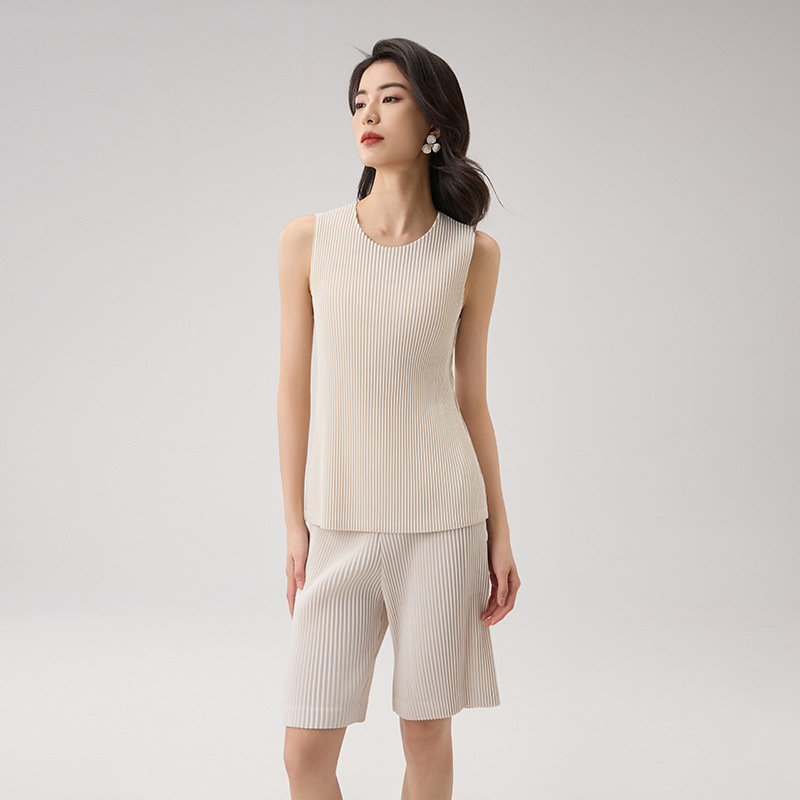 2025 New Fashion Pleated Casual Suit, Elegant Round Neck Vest, Simple and Elegant Straight Shorts Two-Piece Set