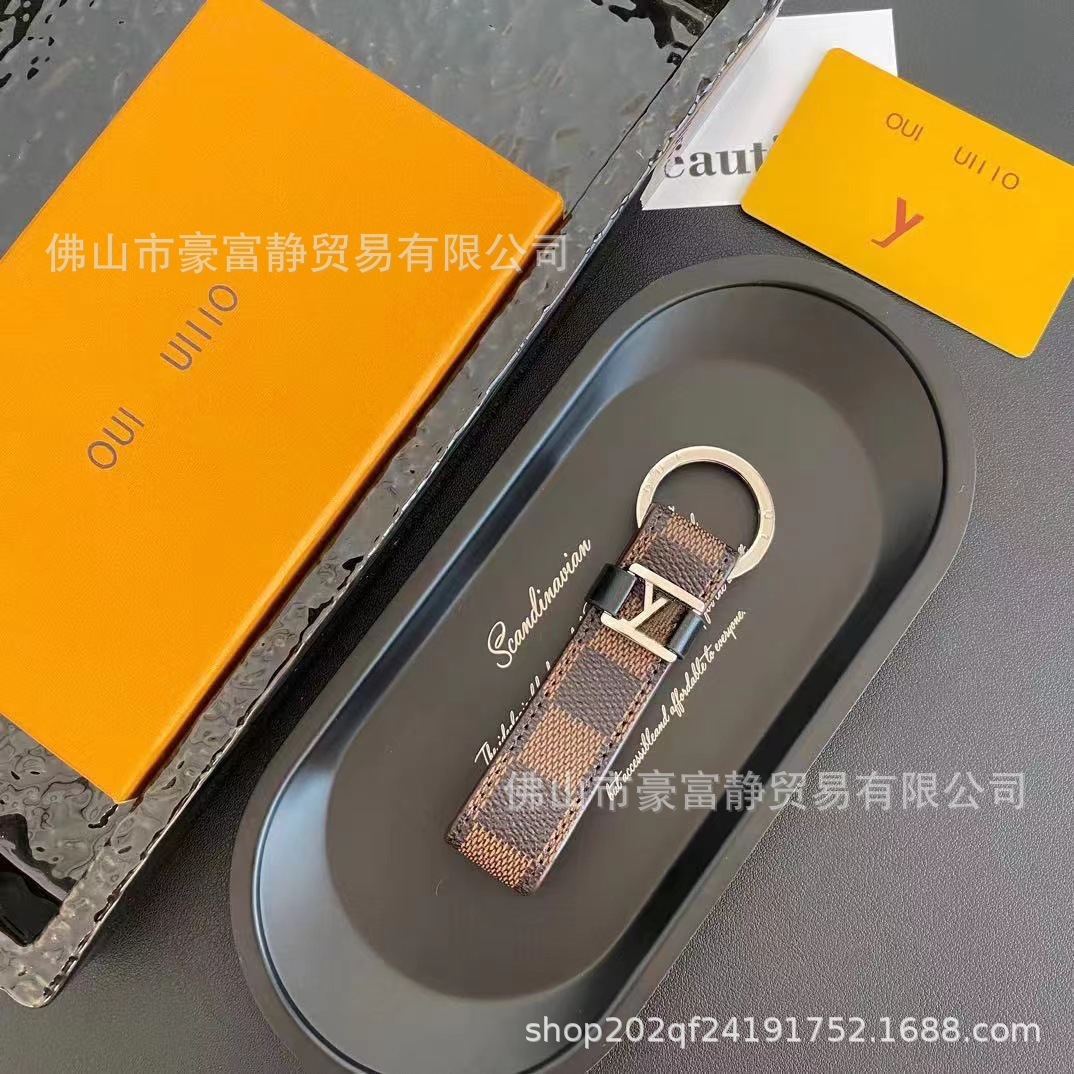 New Keychain Accessible Luxury Leather Export Style Trendy Brand Pendant Keychain QC-foto från 1688 på Qualit.ly