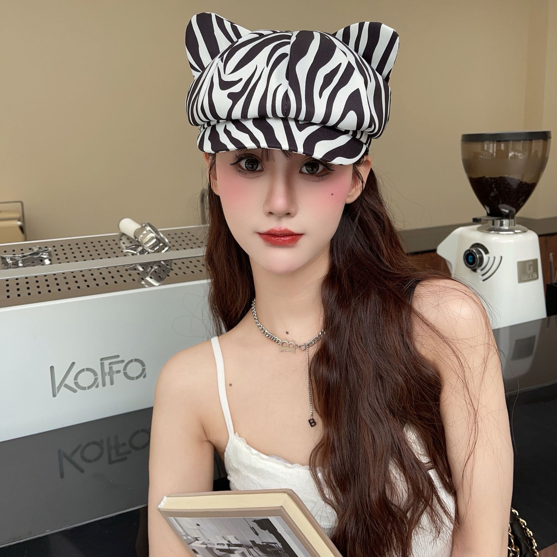 Street shot good-looking retro leopard print octagonal hat children's 2025 cute ear hat face small fashion painter beret