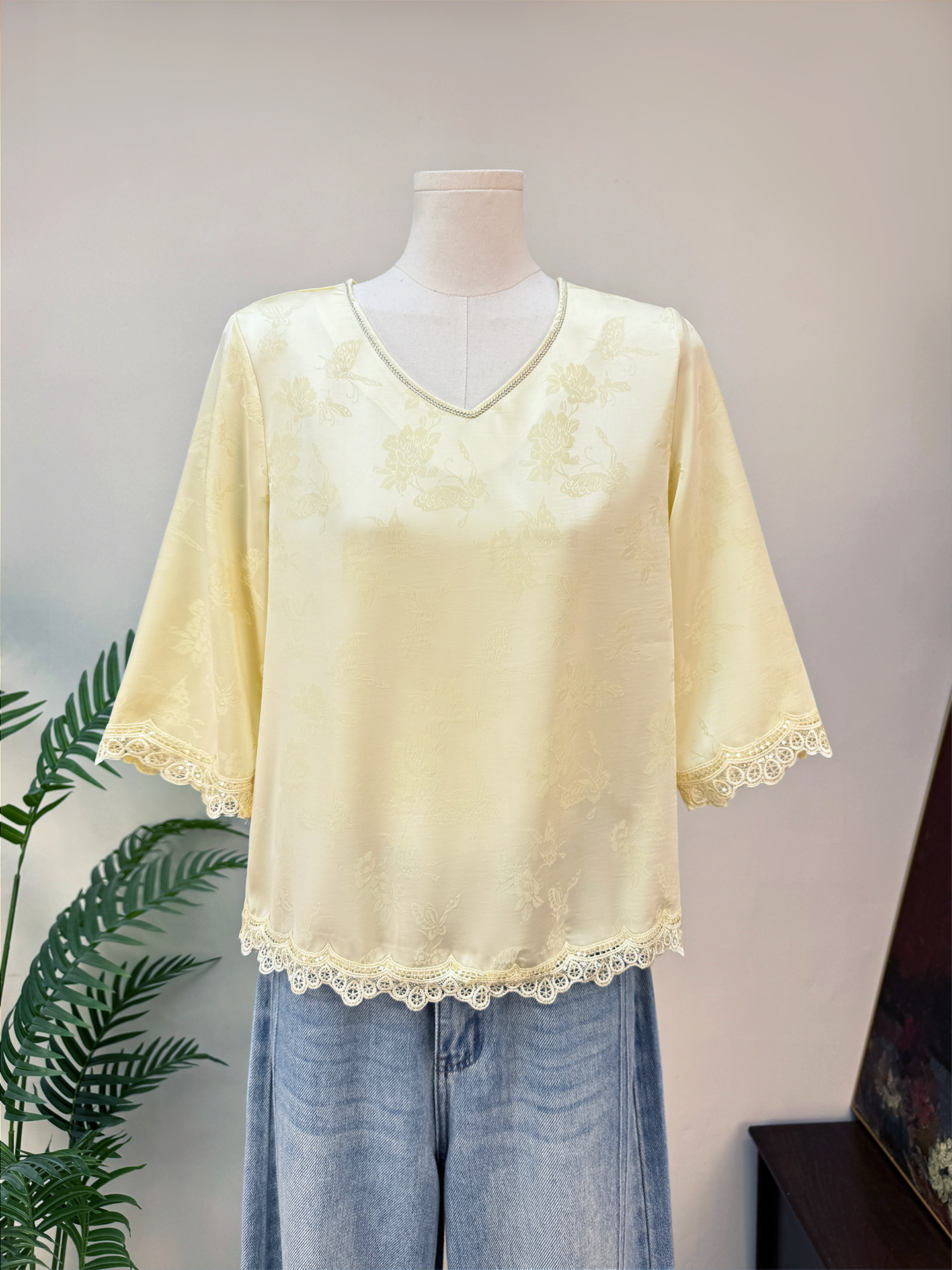 【Zhi Li】New Chinese-Style Design Sequin Base Shirt V-Neck 2026 Summer New Mid-Sleeve Elegant Top for Women 1