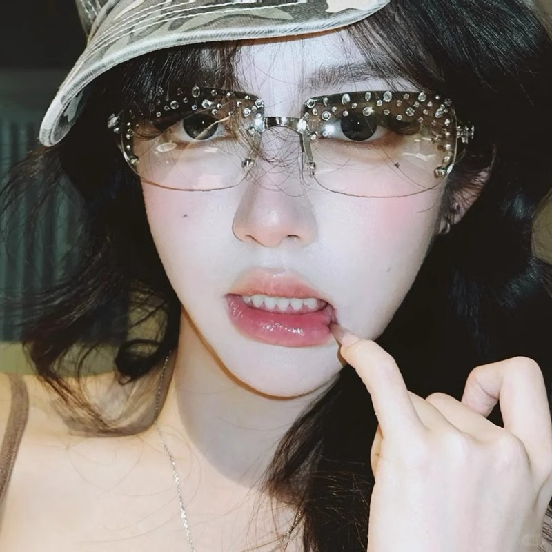 European and American Fashion Diamond-Encrusted Sunglasses, Retro Trendy Anti-Uv Women's Sunglasses, Light Luxury and High-End Sunglasses