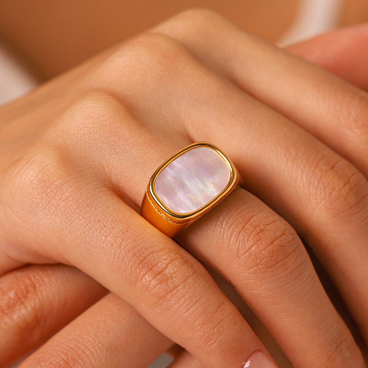 Cross-Border Exclusive Supply of Stainless Steel White Shell Rings, Fashionable Design Cast Rings, 18K Gold Non-Fading Titanium Steel Jewelry