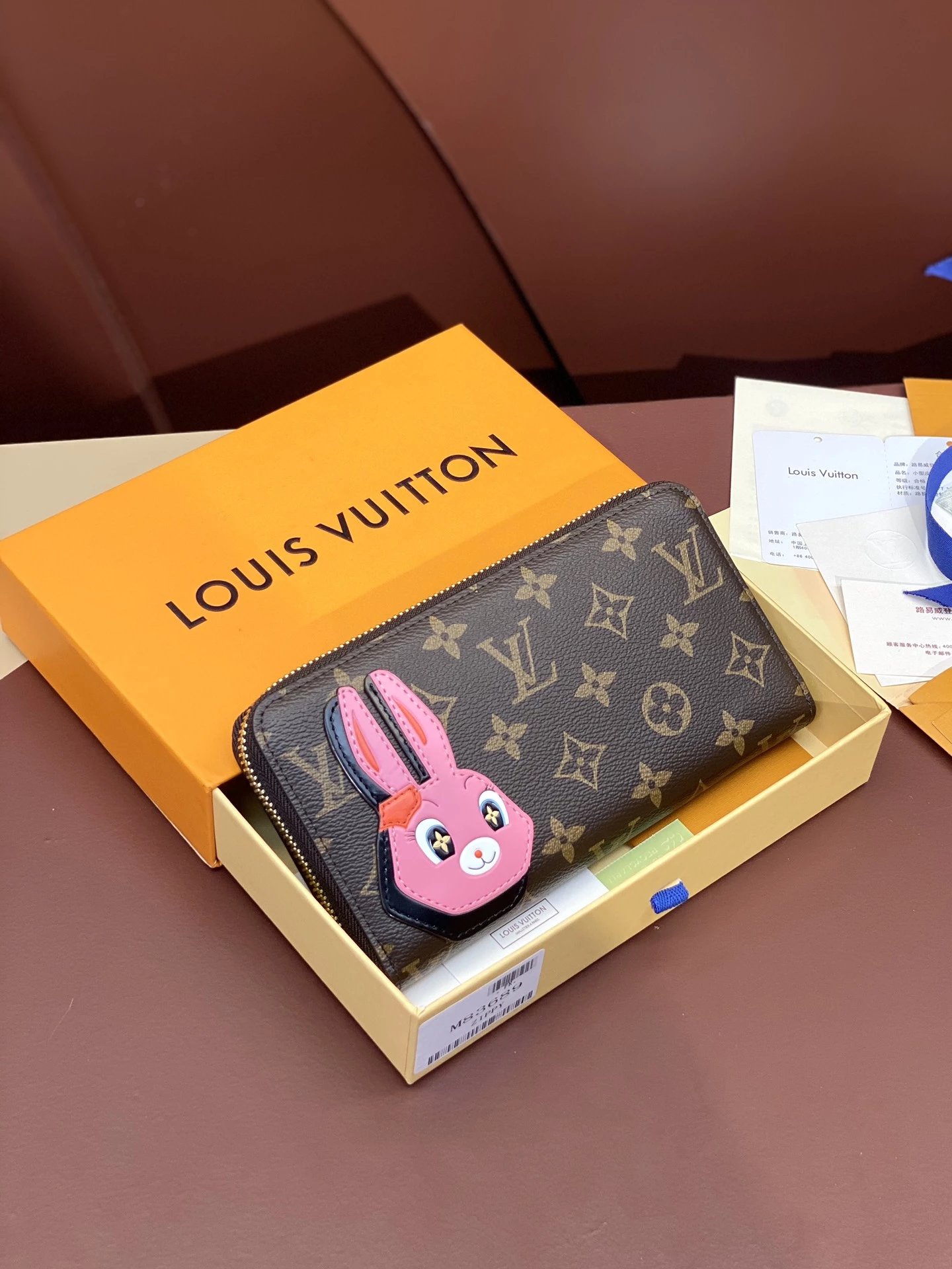 The top-level original M83689 rabbit pattern long zipper wallet comes from the cooperation series between Lu art director Nicolas Ghesqui and Chinese artist Sun Yitian, who is famous for depicting mass-produced items through colorful brushstrokes. Zippy's large wallet is in the container...