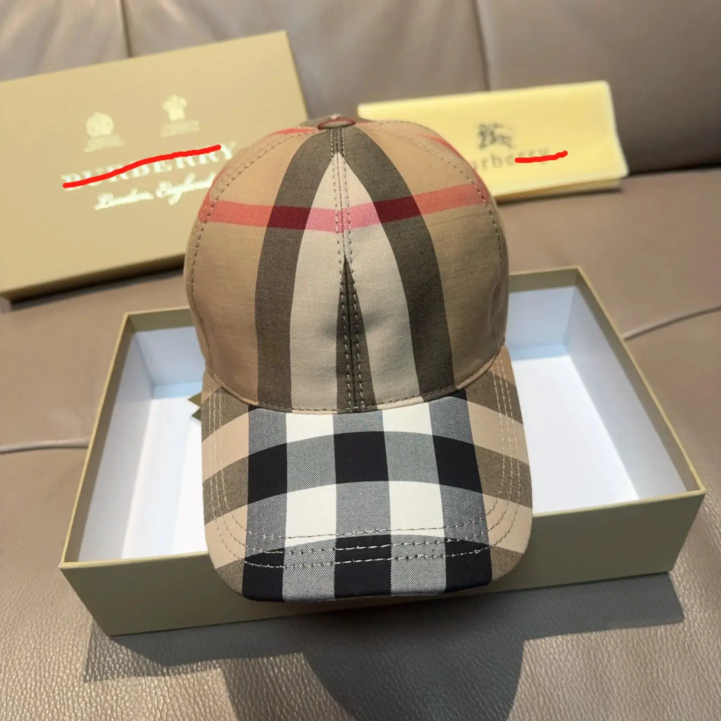 Burber**Baseball caps, hot models, 1: 1 mold, canvas fabric, cotton lining.
