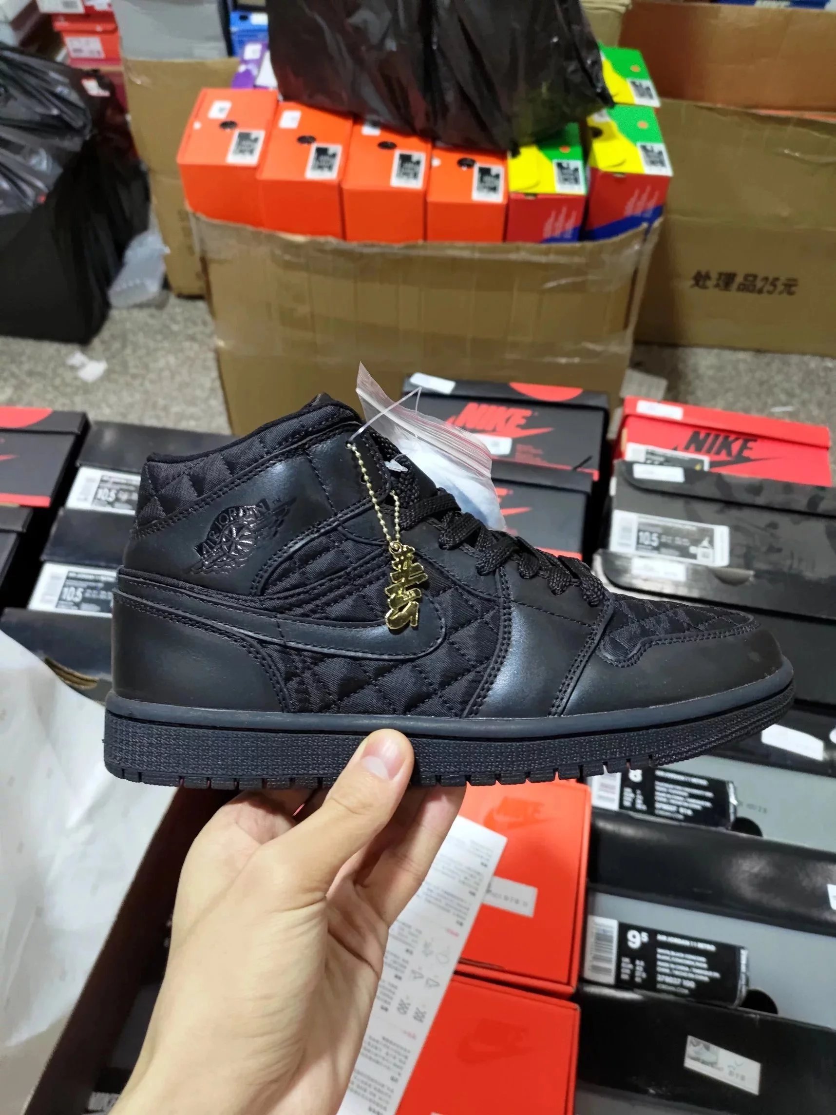 The market’s take on the Air Jordan 1 Mid “Quilted White”—a chic, Chanel-inspired design. Crafted from premium full-grain leather with meticulous attention to detail, the silhouette is flawlessly recreated. The Wings logo features deep, three-dimensional relief, and the midsole boasts a four-stripe construction. From material selection to steel stamping and heel patch adhesion, every element is faithfully reproduced.