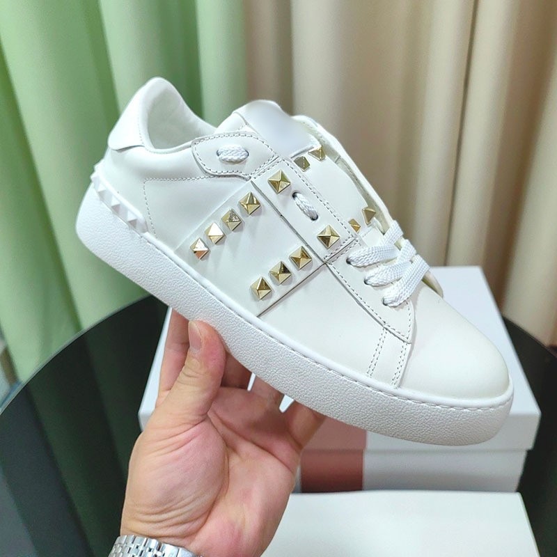 2024 New Color-Blocked Rivet White Shoes for Men and Women, Genuine Leather Lace-Up Heightening Couple Sneakers, Versatile Casual Sports Shoes Foto QC de 1688 na Qualit.ly