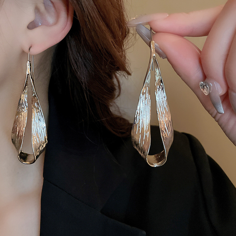 Cold Metallic Drops Leaf Ear Hook Earrings European and American Exaggerated Niche Temperament High-end Internet Celebrity Earrings for Women