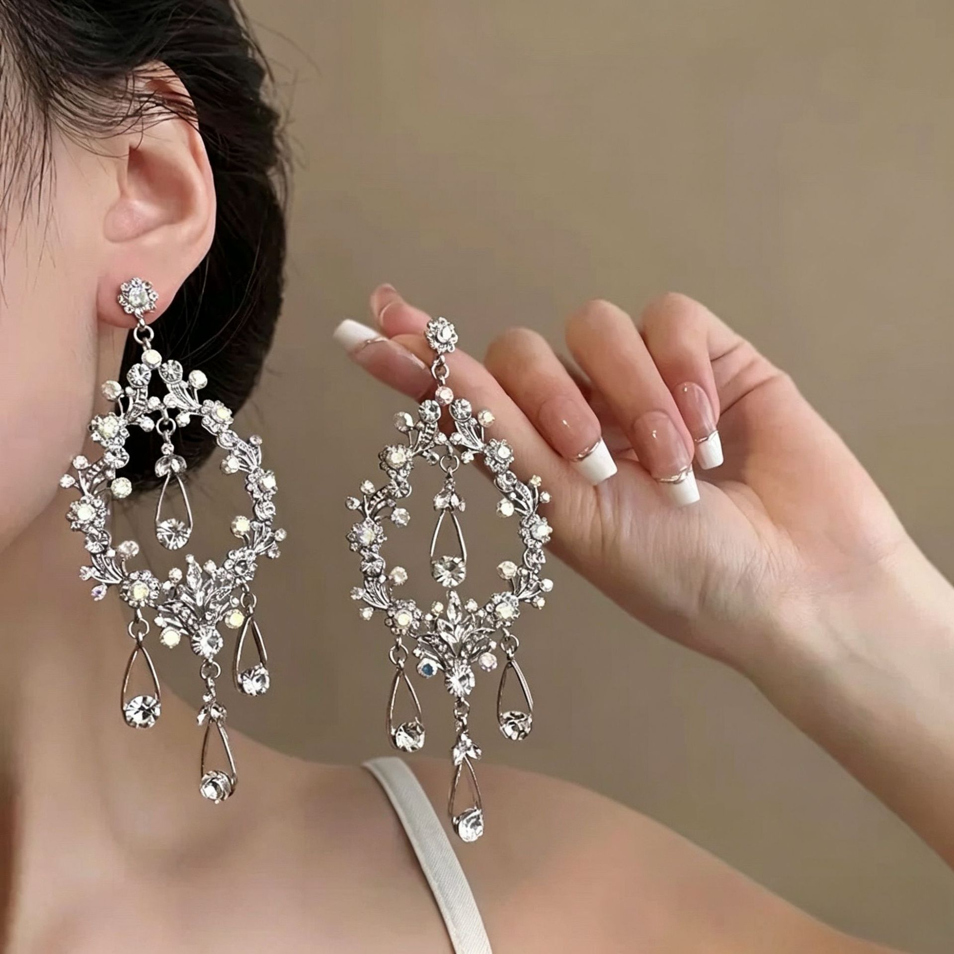 Light Luxury Elegant Hollow Water Drop Earrings Women's Simi Asian Style Diamond Earrings Bridal Wedding Dress Exaggerated Tassel Earrings