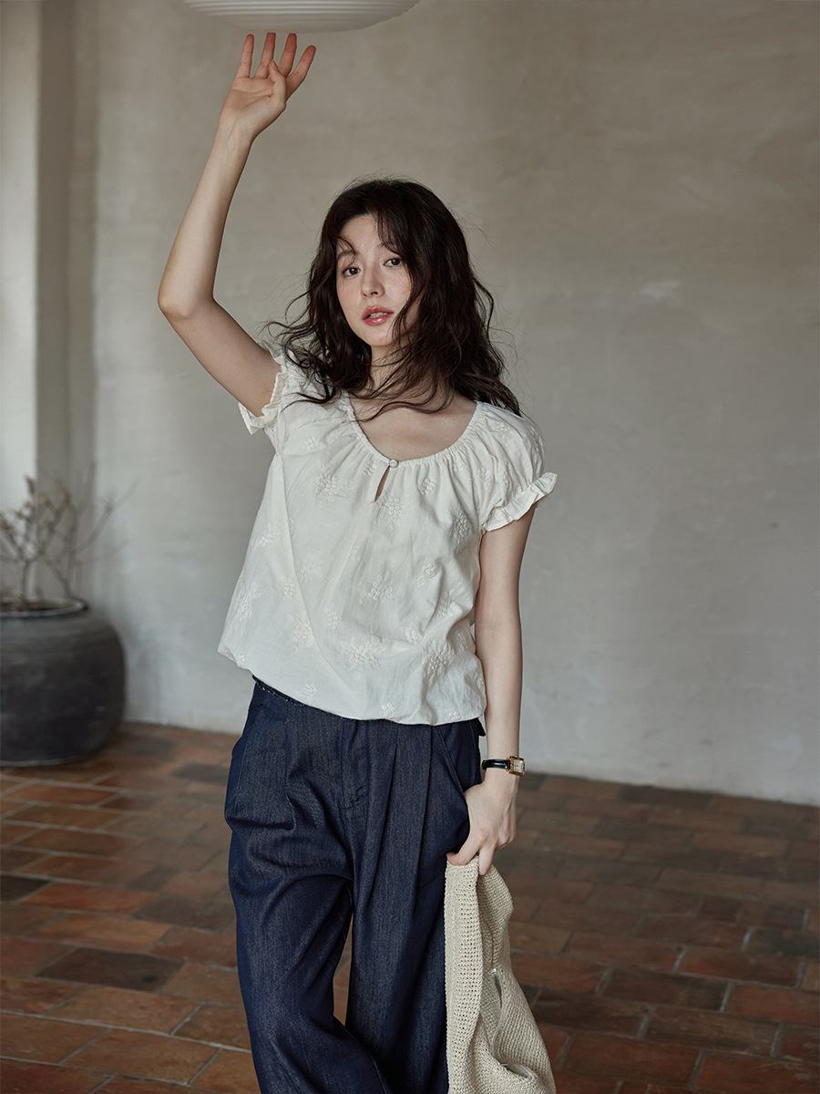 Ximeng 2025 New Summer French Unique Top Chic Age-Reducing Blouse Petite Niche Embroidered Short Shirt