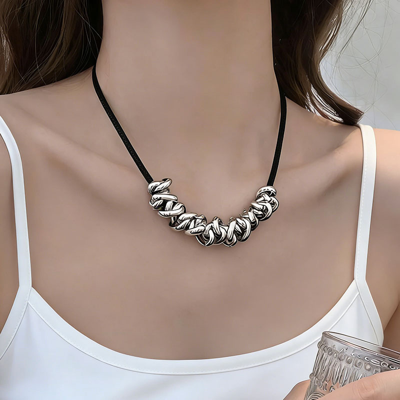 Ins Cool Style Black Rope Asymmetrical Metal Necklace Women's Accessible Luxury High-End Clavicle Chain Sweet Cool Sexy Neck Chain