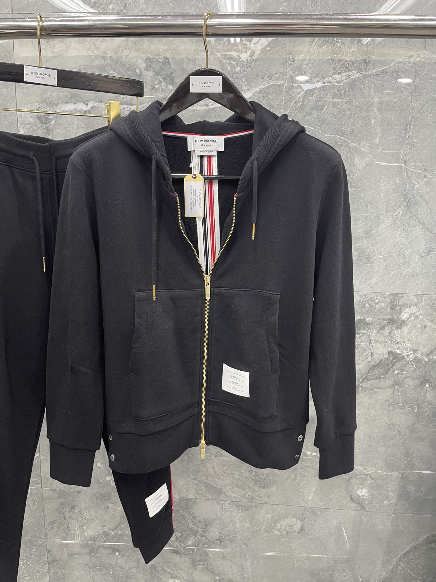 【Factory Store】High-Quality Hooded Sweatshirt with Zipper and Woven Tape on the Back, Classic Casual Versatile Jacket for Men and Women QC-foto från 1688 på Qualit.ly