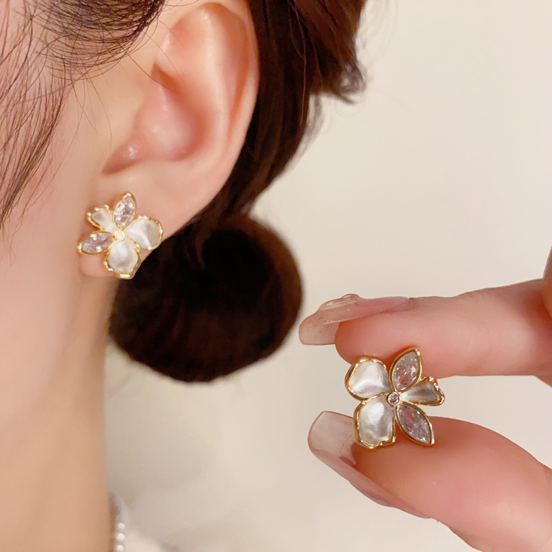 S925 silver needle Japanese and Korean exquisite fashion sweet small fresh paint flower earrings simple small design sense earrings