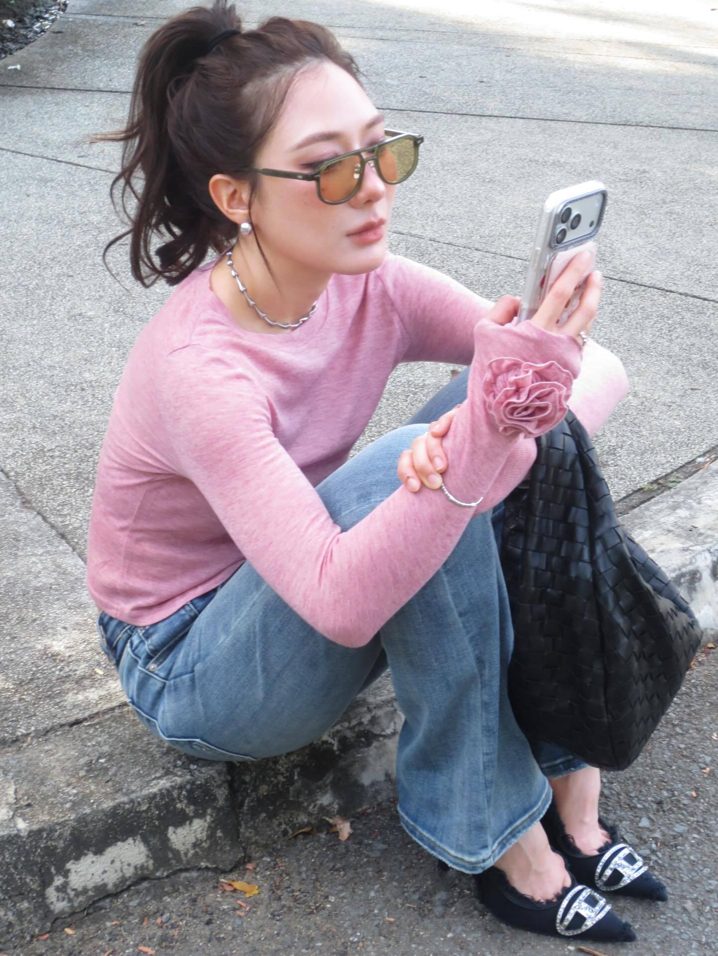 26 Spring New Style Ins-Style Pink Slim-Fit Base Shirt with Handmade Camellia Flower Design, Slim-Fit Pink Round-Neck Inner Top