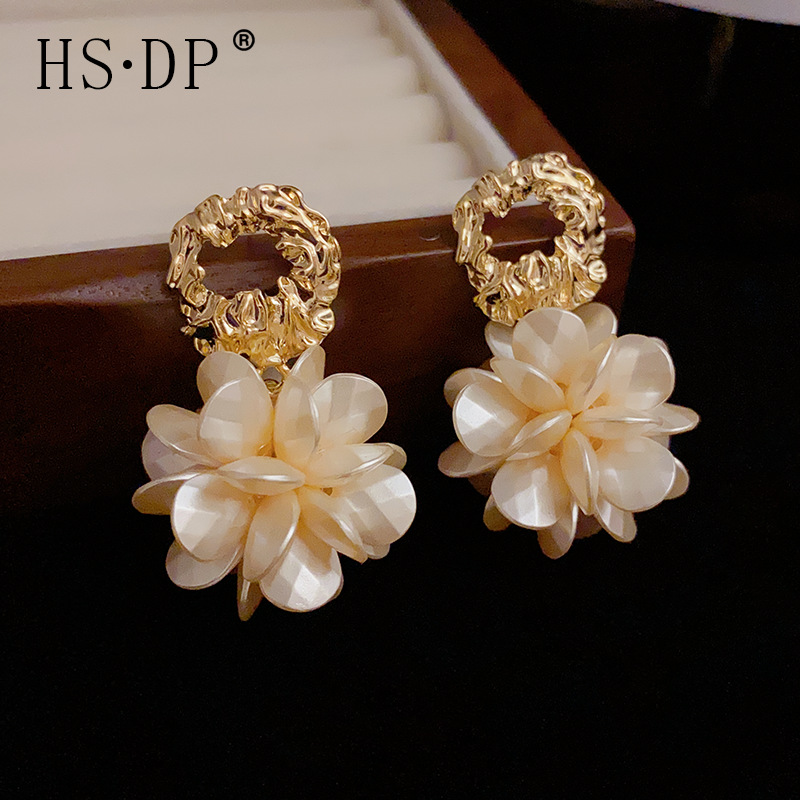 French-Style Light Luxury Metal Petal Earrings with a Niche Design, Vintage Elegance, and a High-End Feel