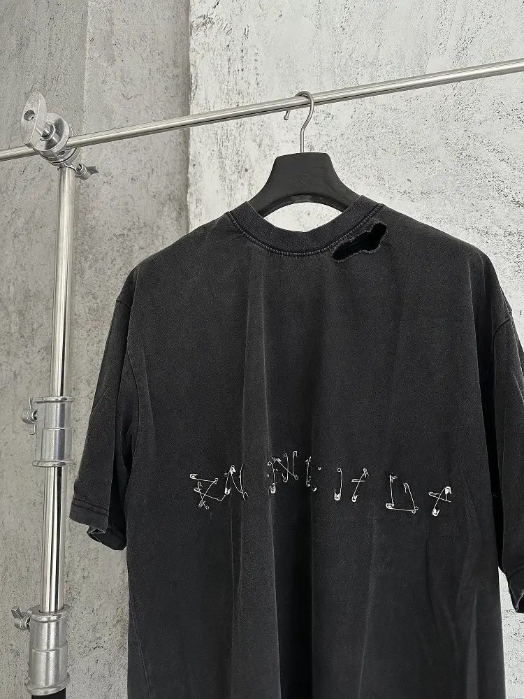 24Fw Brooch Pin Silhouette Large Pin Brooch Short-Sleeved T-Shirt Half-Sleeved Bottoming Shirt for Men and Women Trbottomyy Round Neck