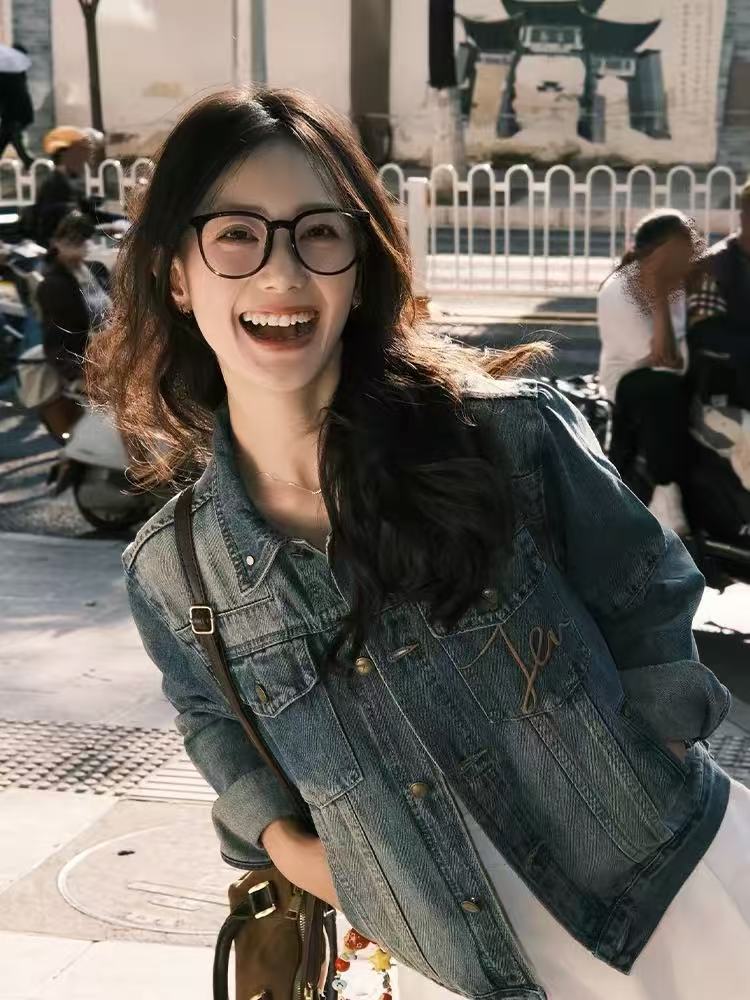 Korean-Style Retro Fashion Long-Sleeve Washed Denim Jacket for Women, Super Stylish Short Casual Jacket for Petite Figures in Autumn