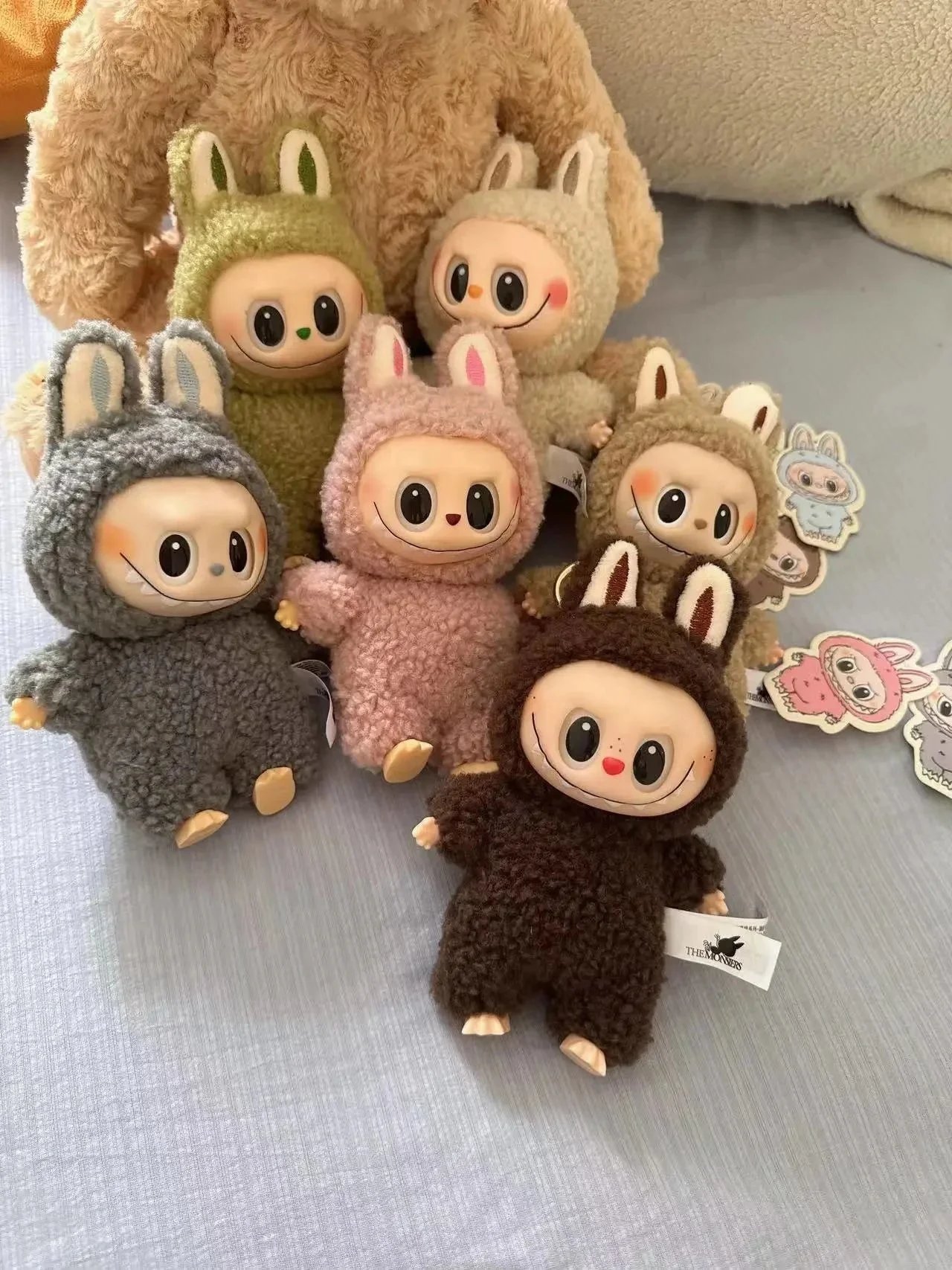 超级高品质祖国版】祖国版拉布布labubu1.0一代站姿毛绒公仔摆件挂件（全新未拆封，带盒带卡片） 此款为高品质的祖国版，做工较为精致 ⭐居家摆设、自己收藏、送礼送人都是很不错的选择哦 ⭐标价现全套