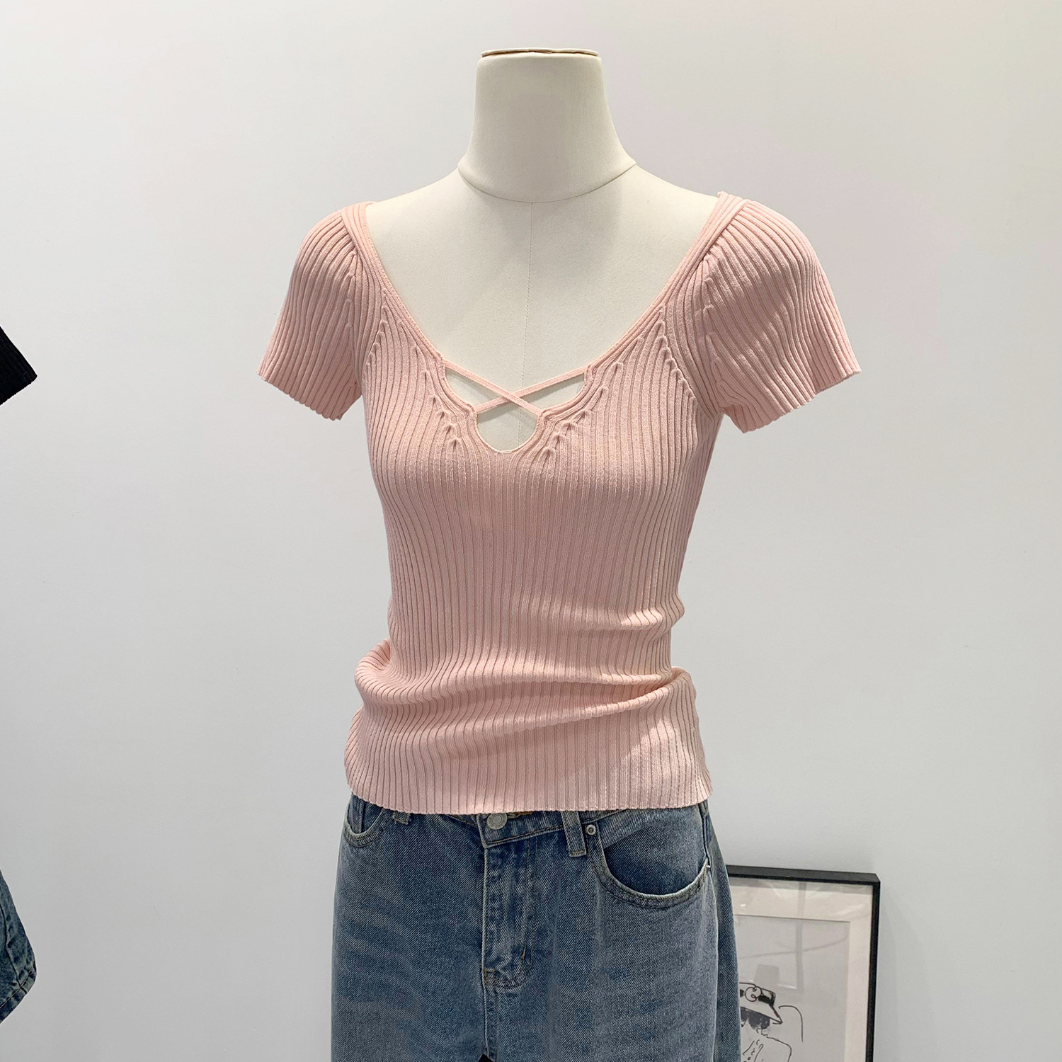 Pink Mature Sexy Cut-Out V-Neck Short-Sleeve Knit Top for Women, Summer 2026 New Slim-Fit Top